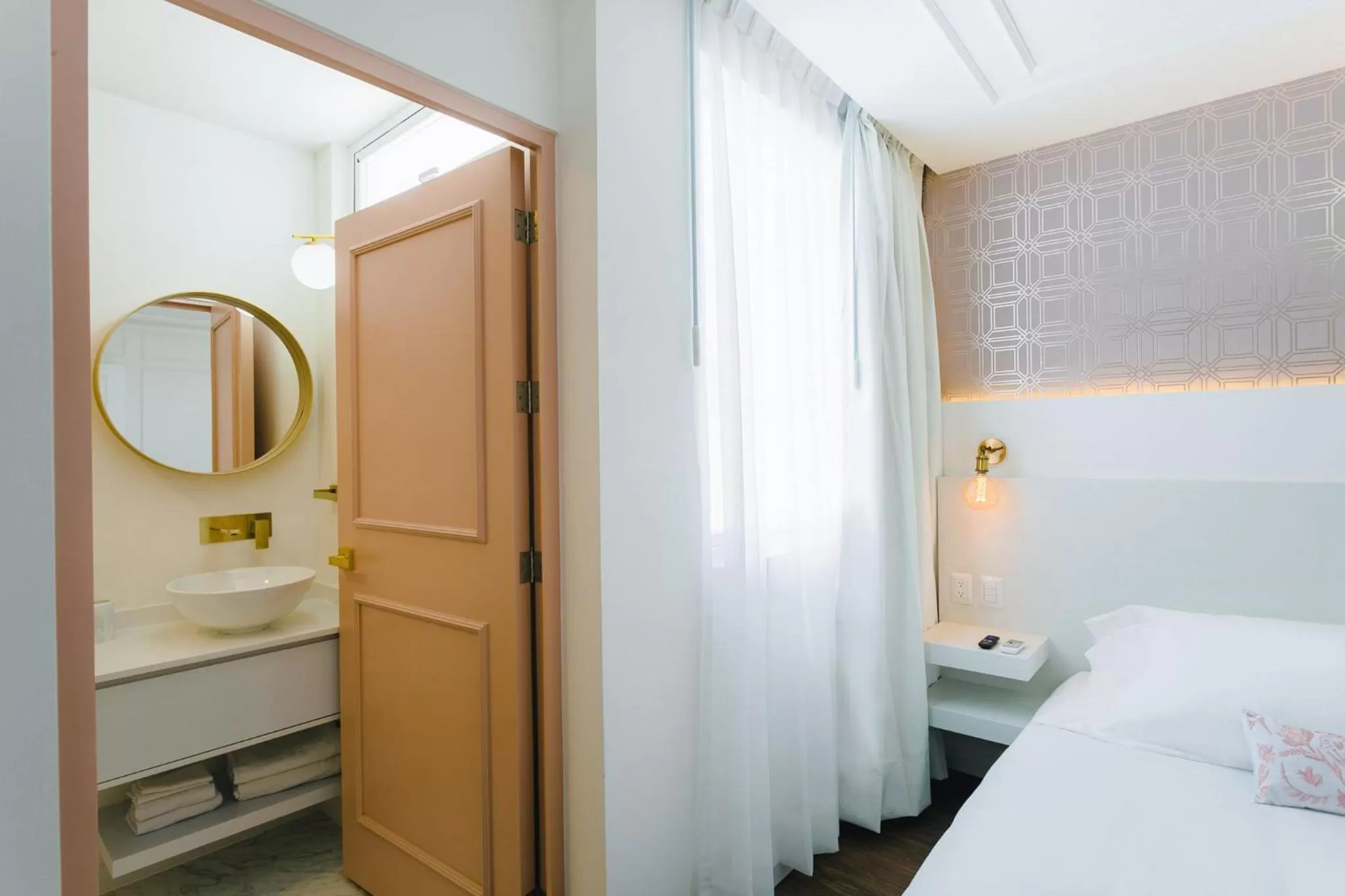 Bathroom, Bed in Casa Oxa Hotel