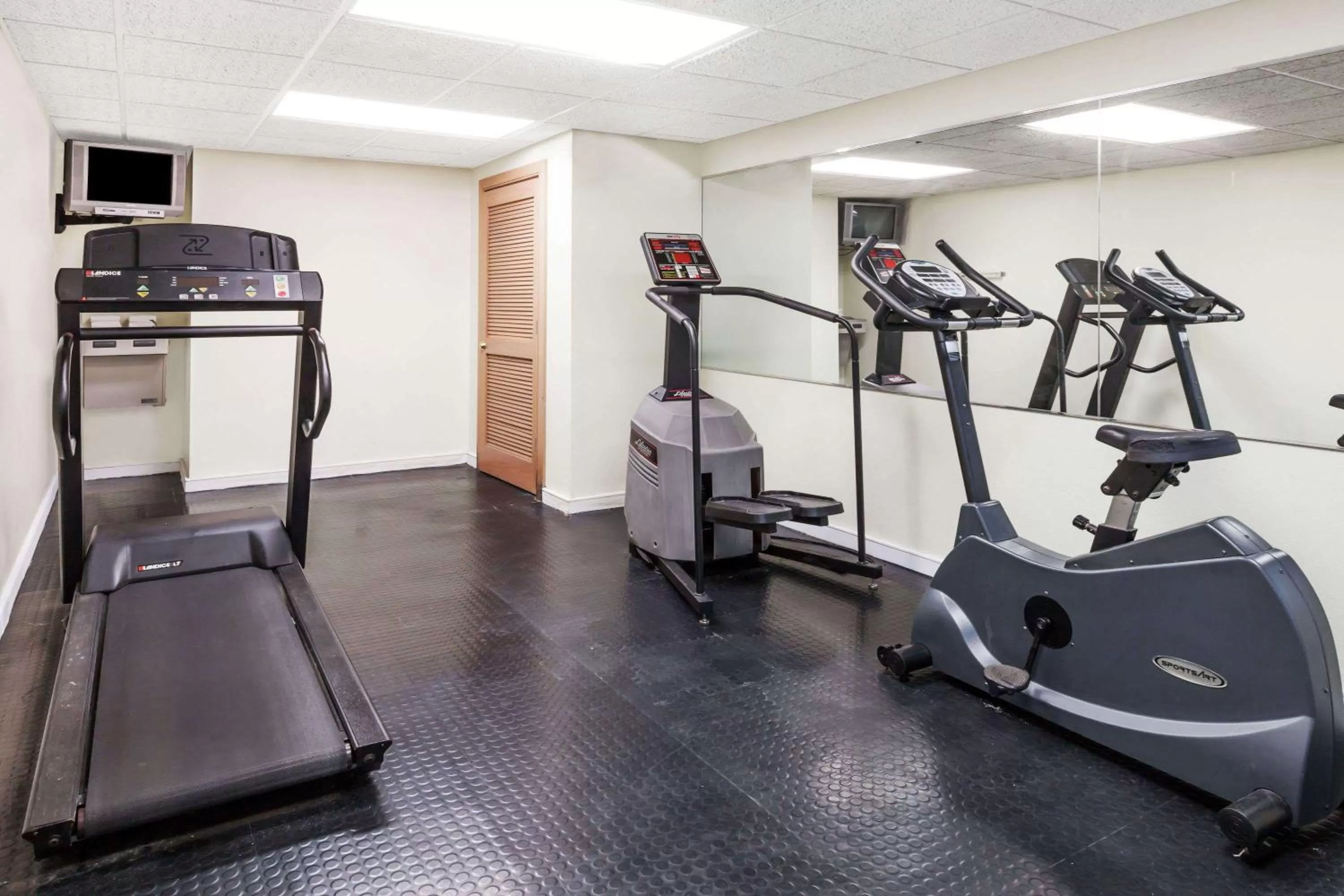 Fitness centre/facilities in Days Inn by Wyndham Irving Grapevine DFW Airport North