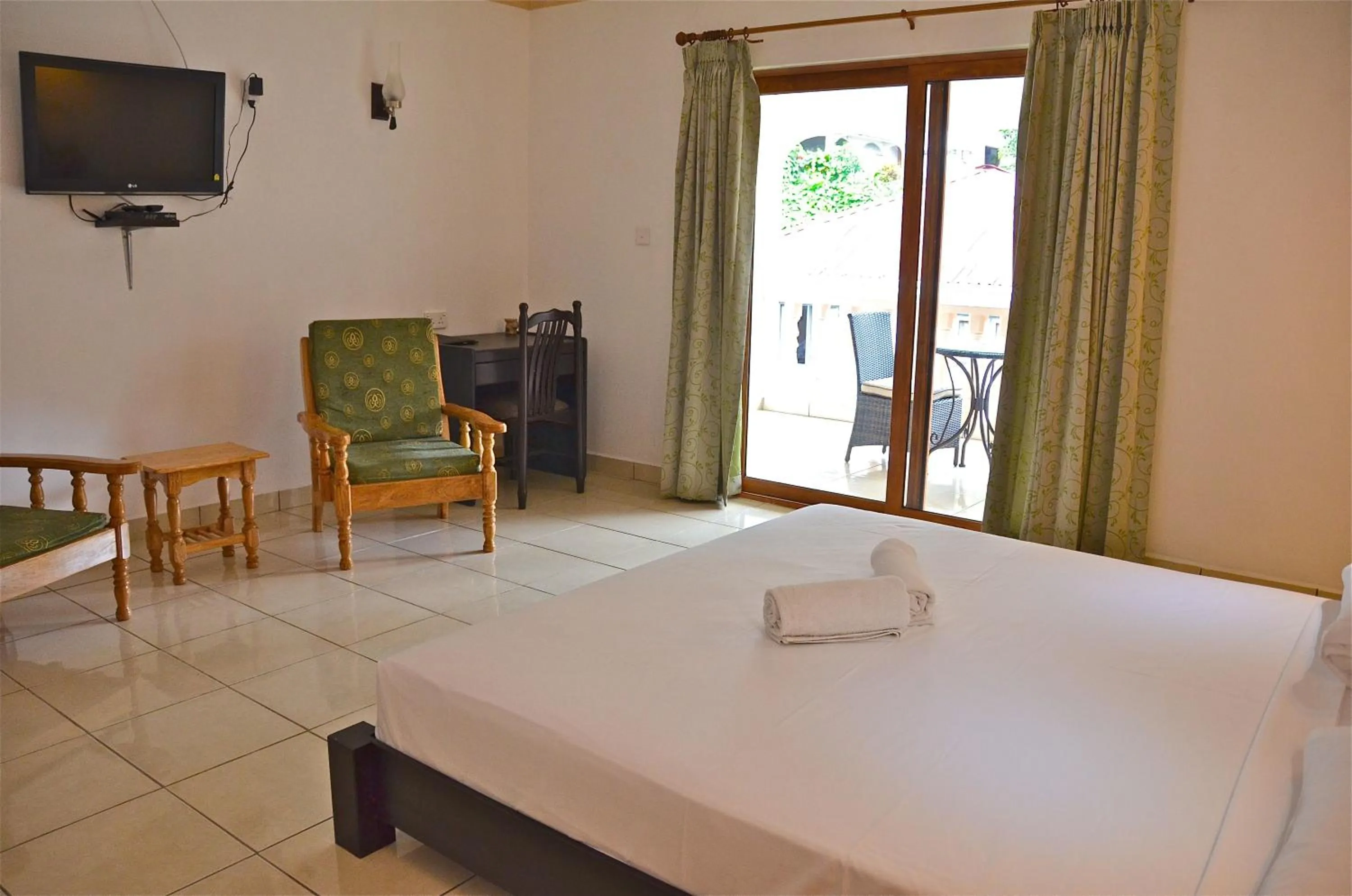 Bedroom, Bed in Forest Lodge