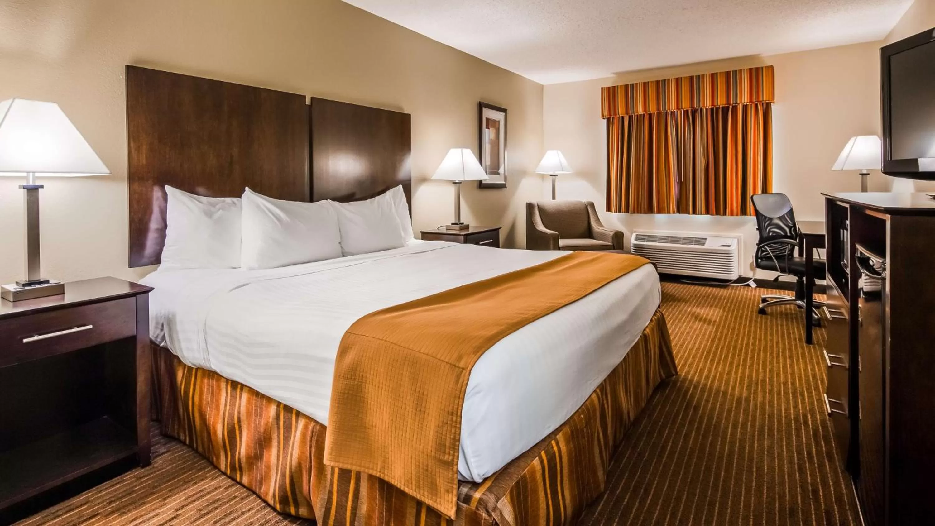 Photo of the whole room, Bed in Best Western Muncie