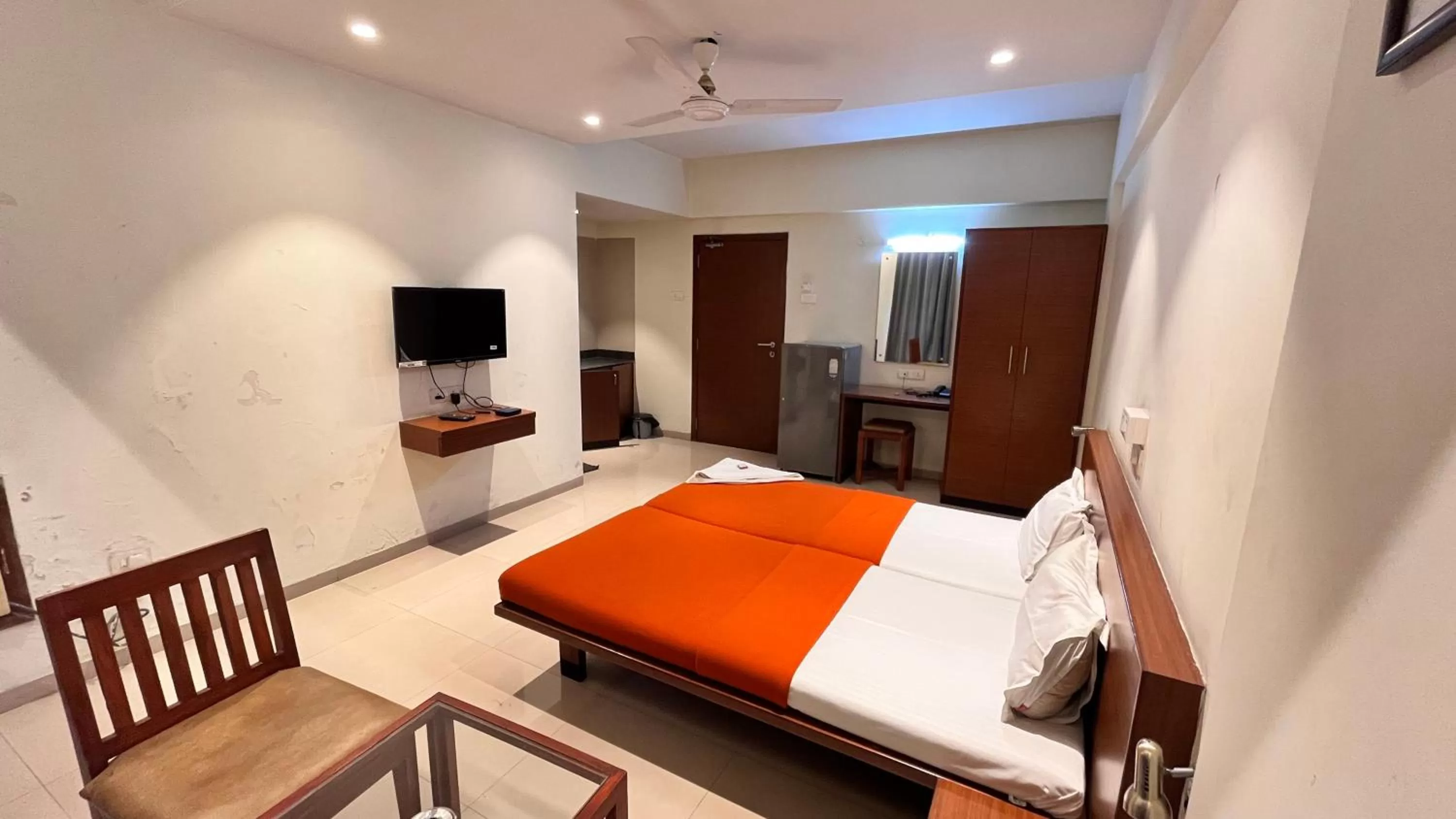 Communal lounge/ TV room, Bed in Hotel Sumanchandra Suites