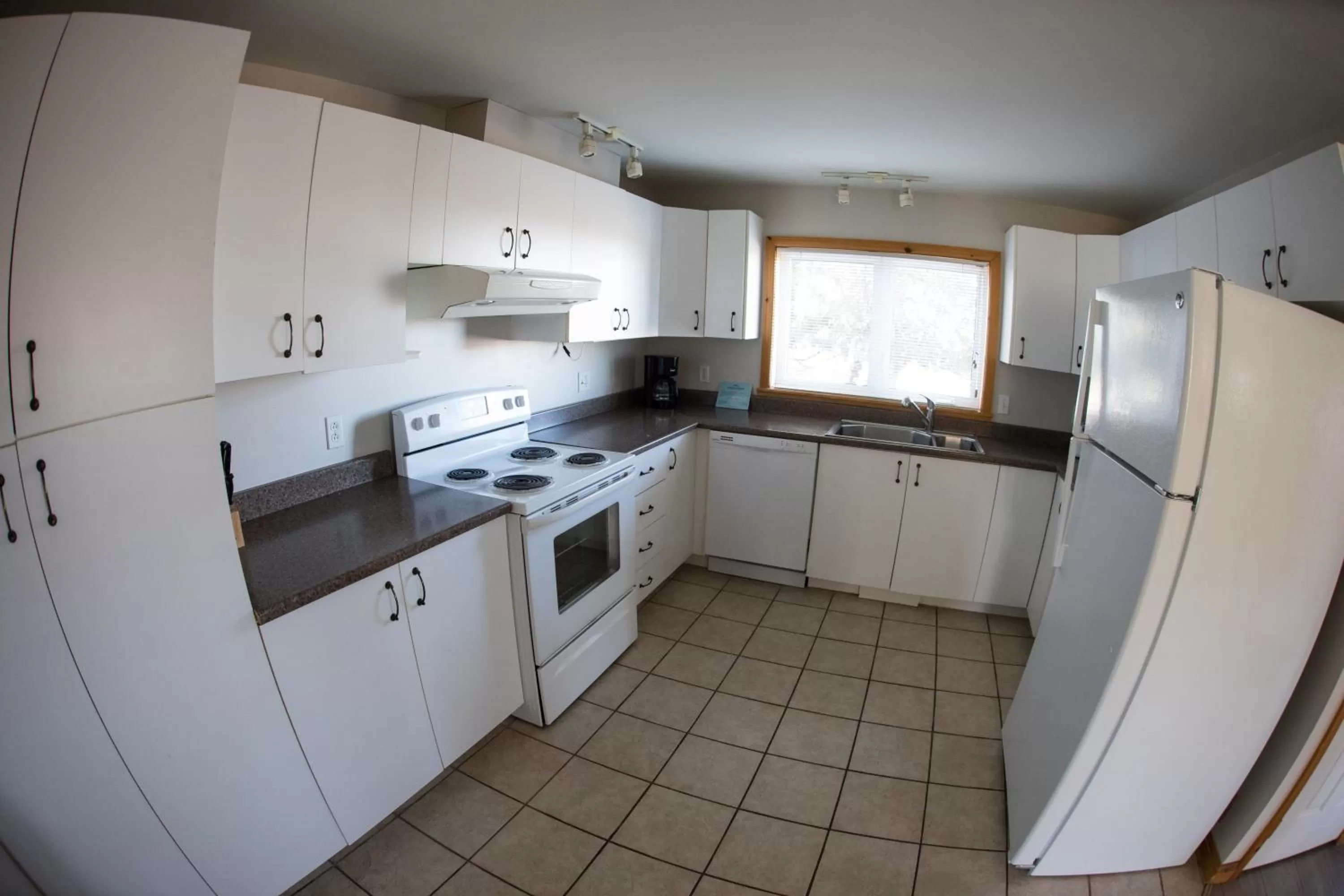Kitchen/Kitchenette in Le Montagnard, Auberge Hôtel & Chalets