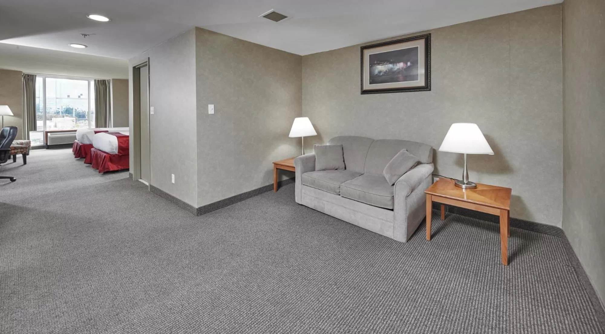 Seating area, Bed in The Falls Hotel & Inn