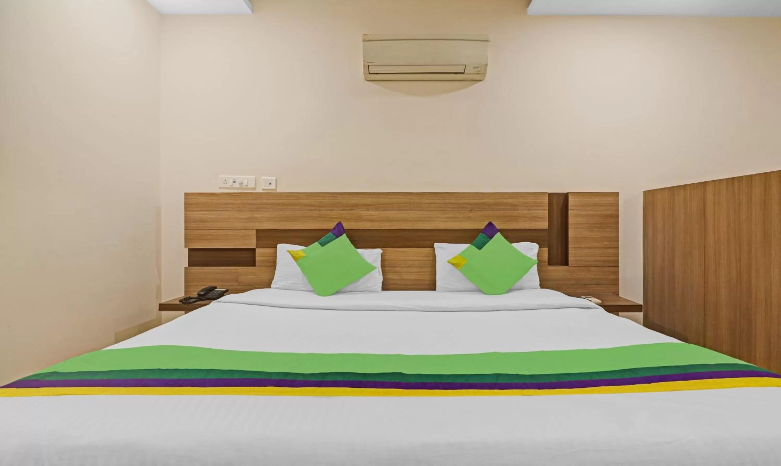 Bedroom, Bed in Treebo Pride Inn Botanica