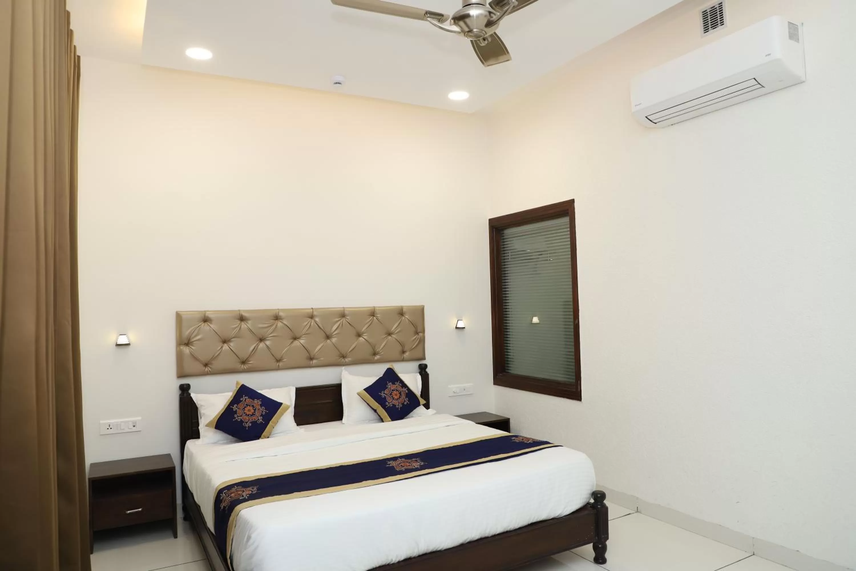 Bedroom, Bed in Clover Inn