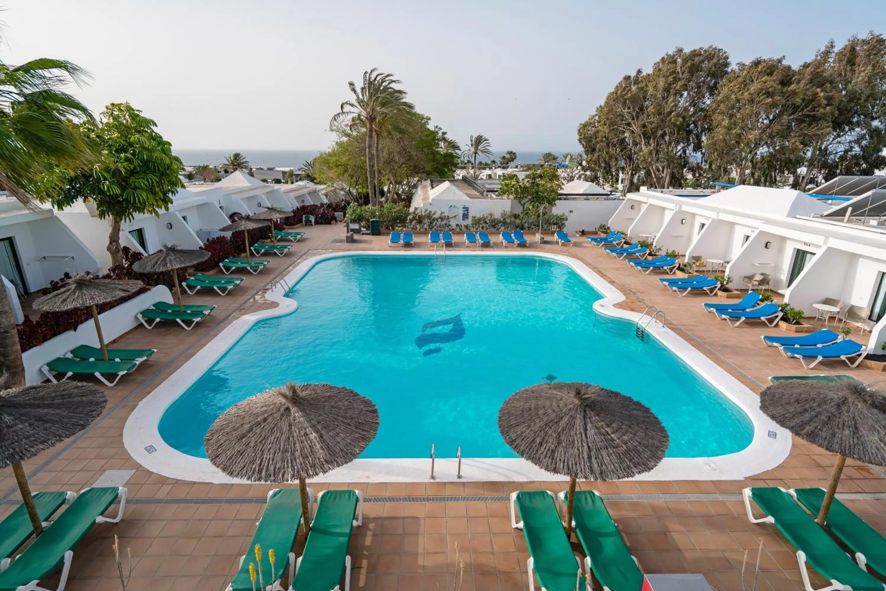 Swimming pool in Hotel THB Flora