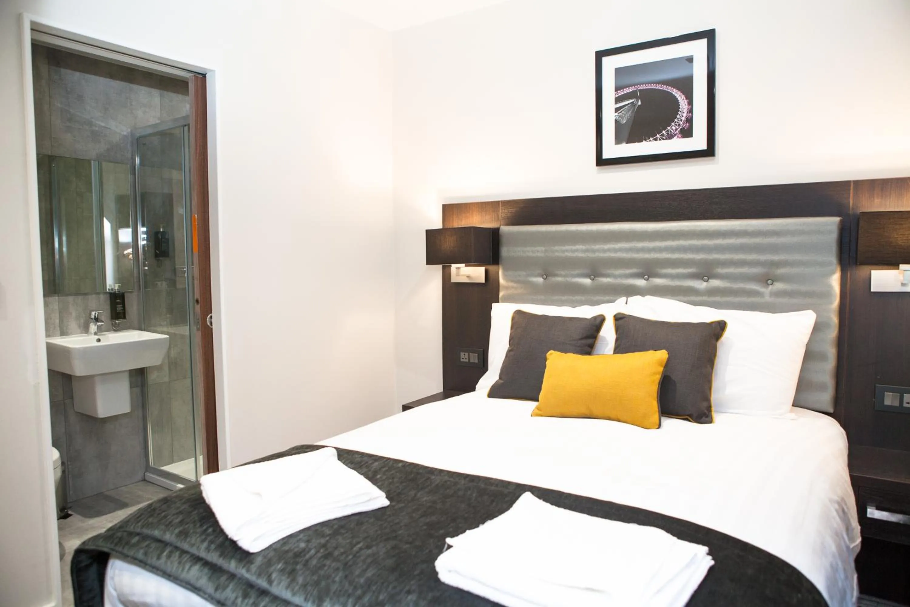 Photo of the whole room, Bed in The Tudor Inn Hotel