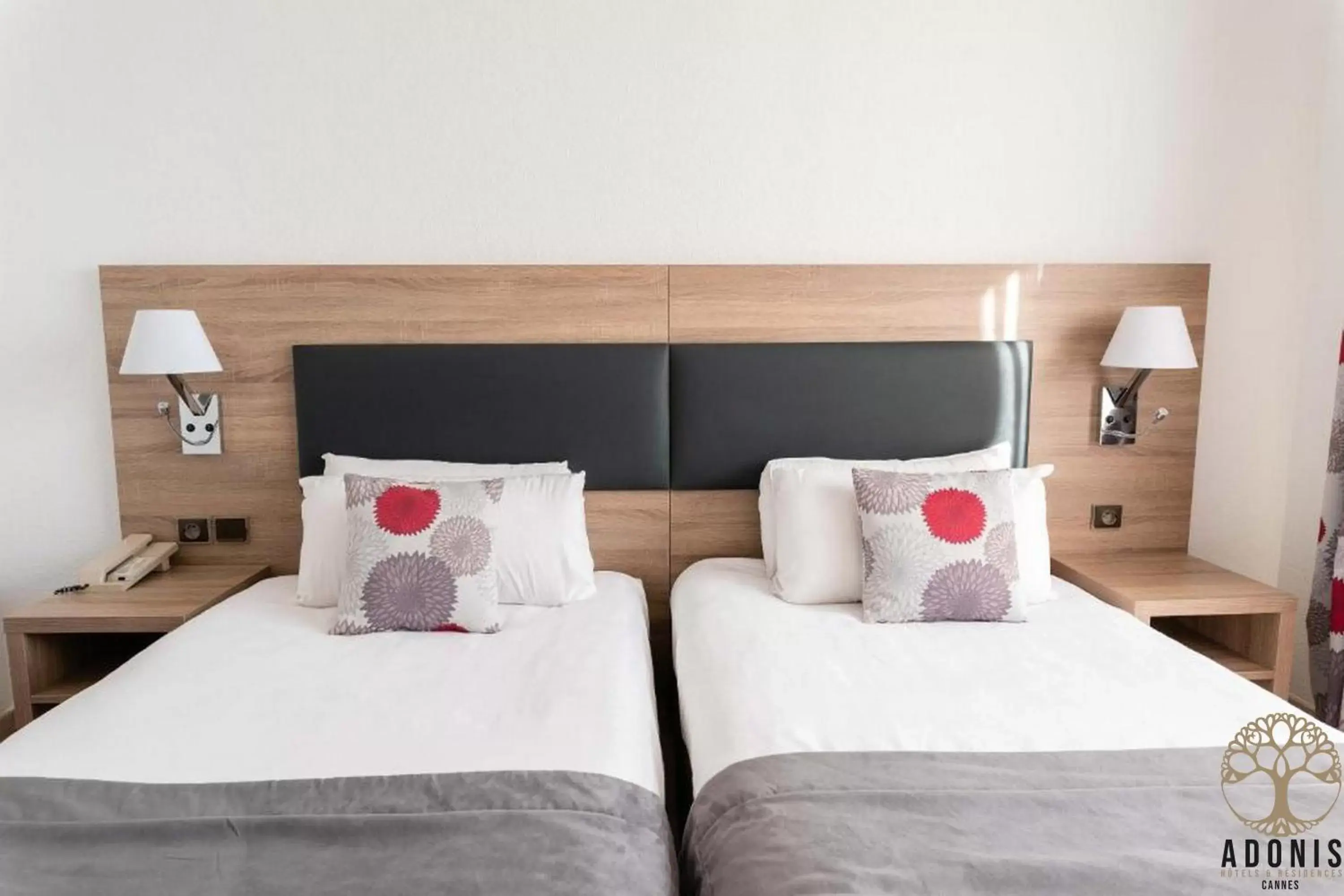 Comfort Twin Room with Balcony in Adonis Cannes - Hôtel Thomas Comfort Twin Room with Balcony in Adonis Cannes - Hôtel Thomas