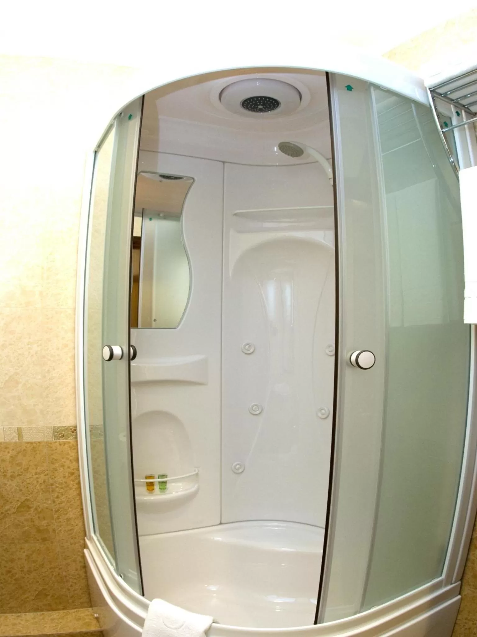 Shower in Manhattan Hotel & Restaurant