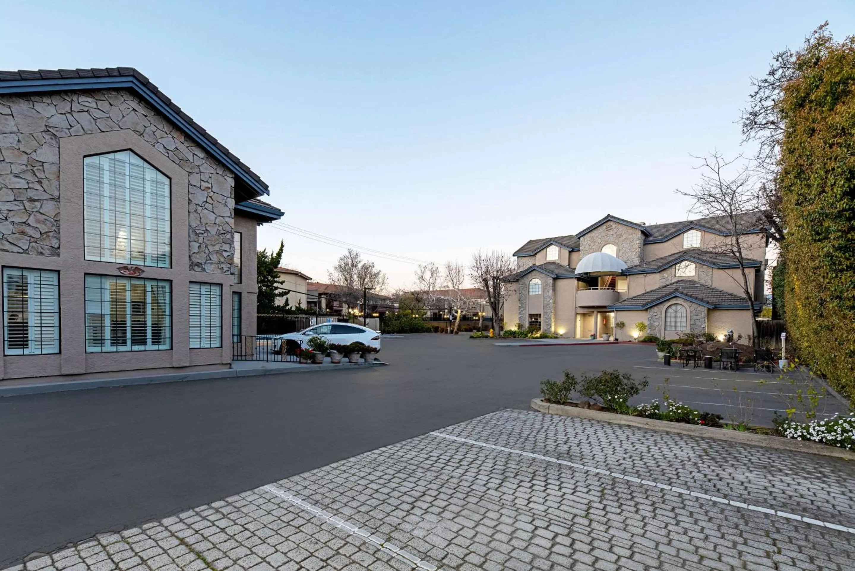 Property building in Clarion Inn Silicon Valley