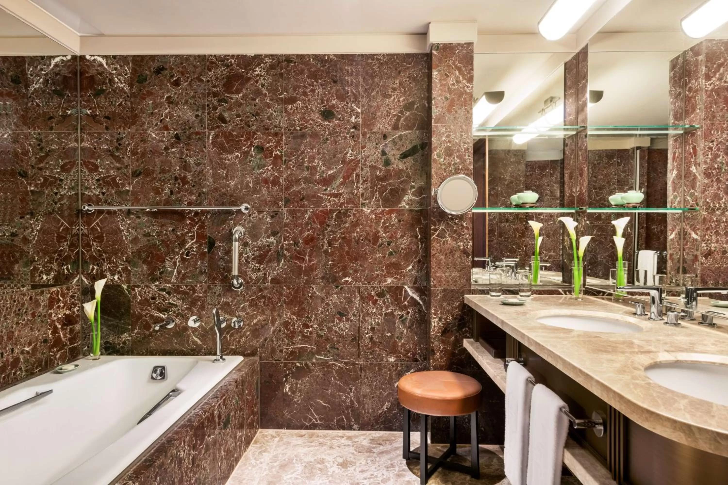 Bathroom in Shangri-La Far Eastern, Taipei