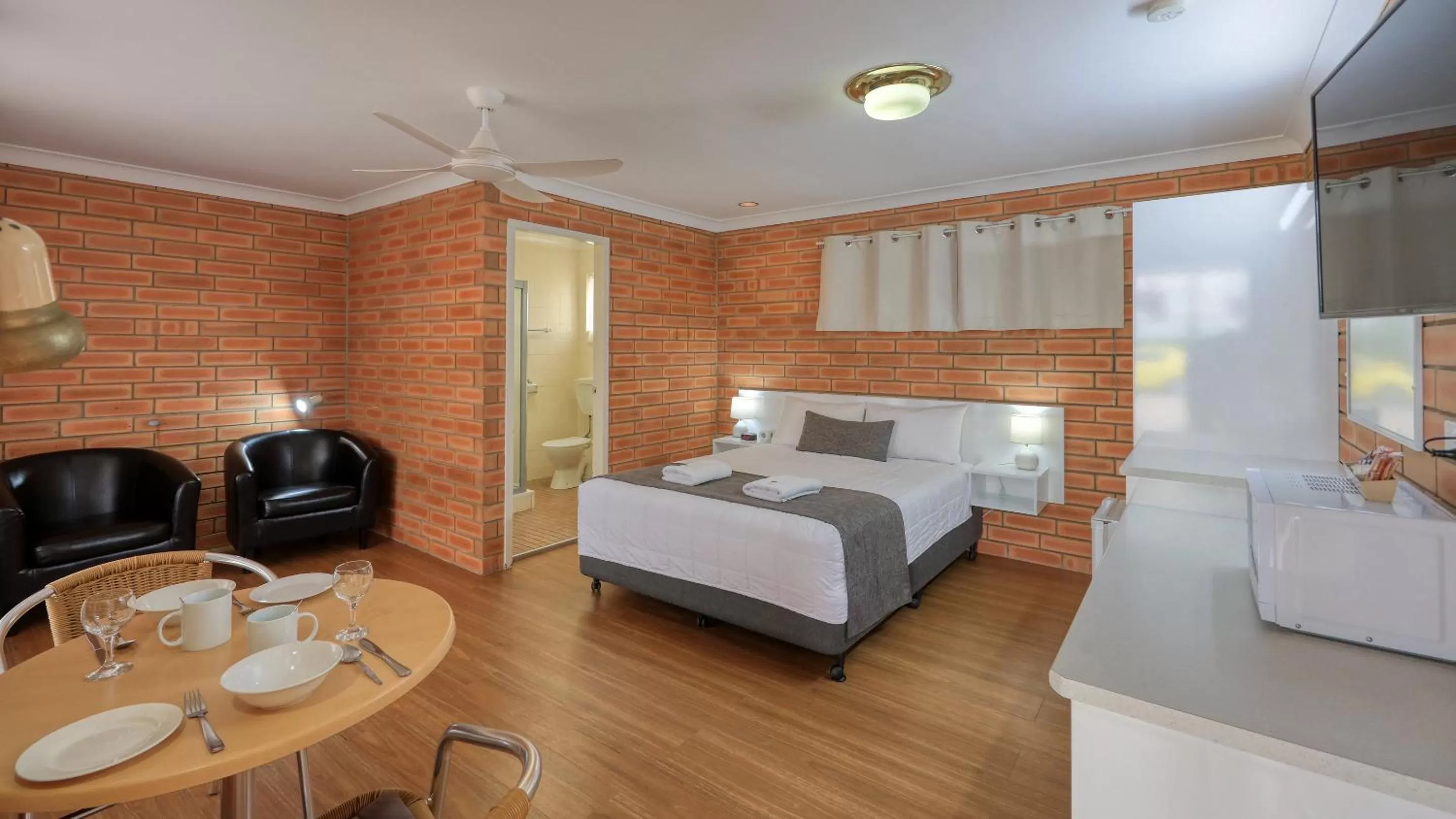 Bed in Gunsynd Motor Inn