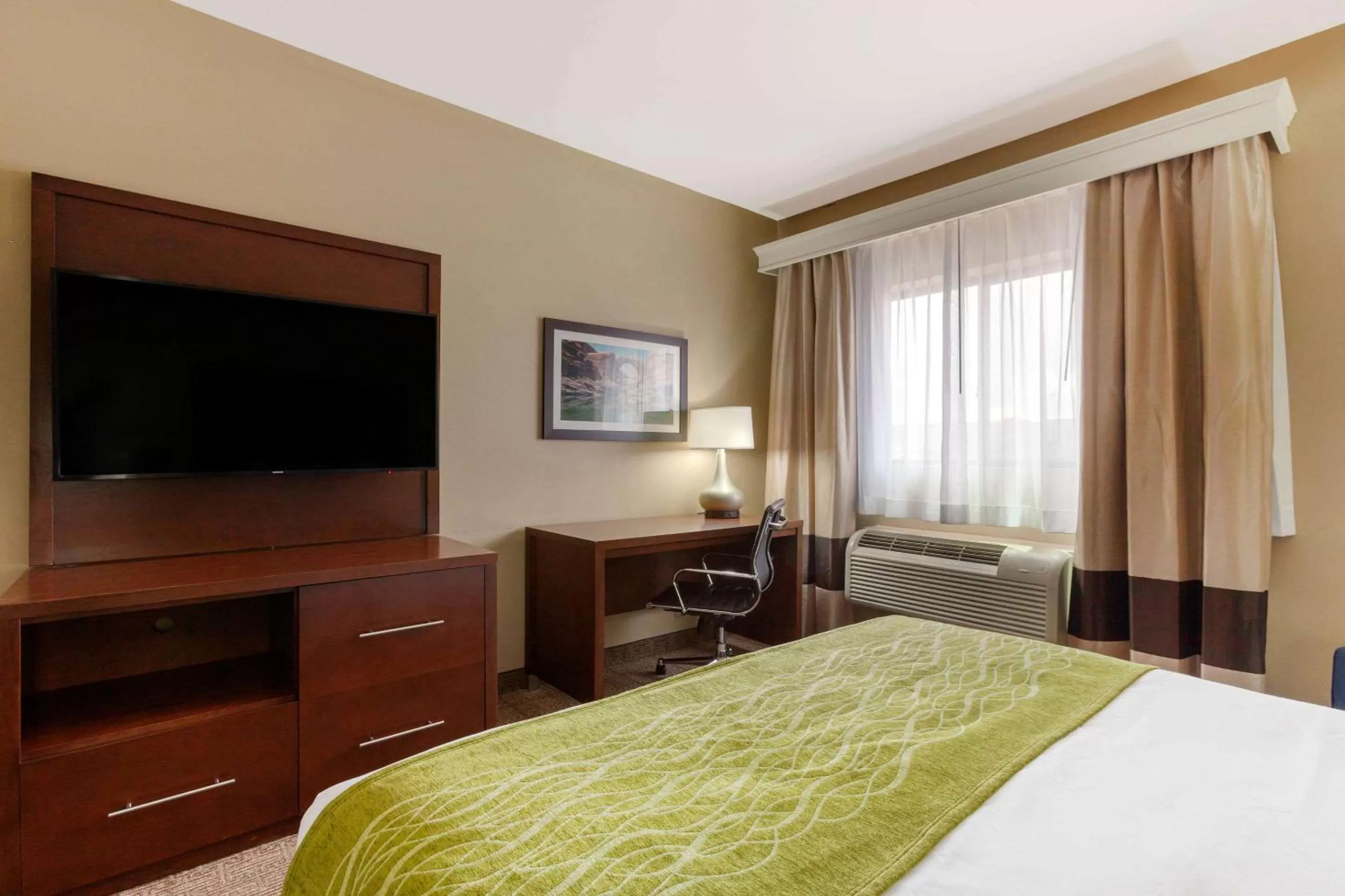 Photo of the whole room, Bed in Comfort Inn & Suites Page at Lake Powell