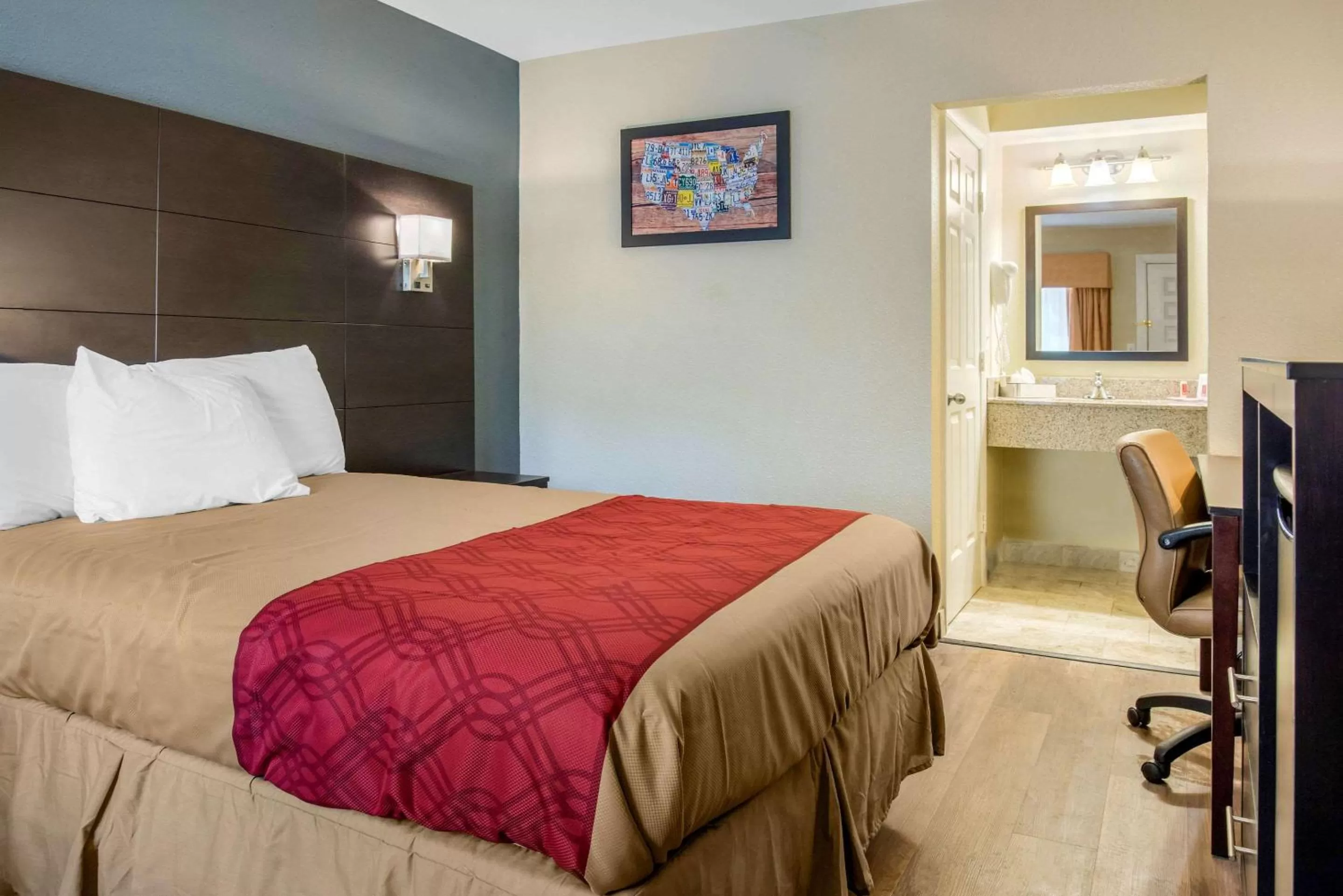 Photo of the whole room, Bed in Econo Lodge Freeport - Brunswick Area