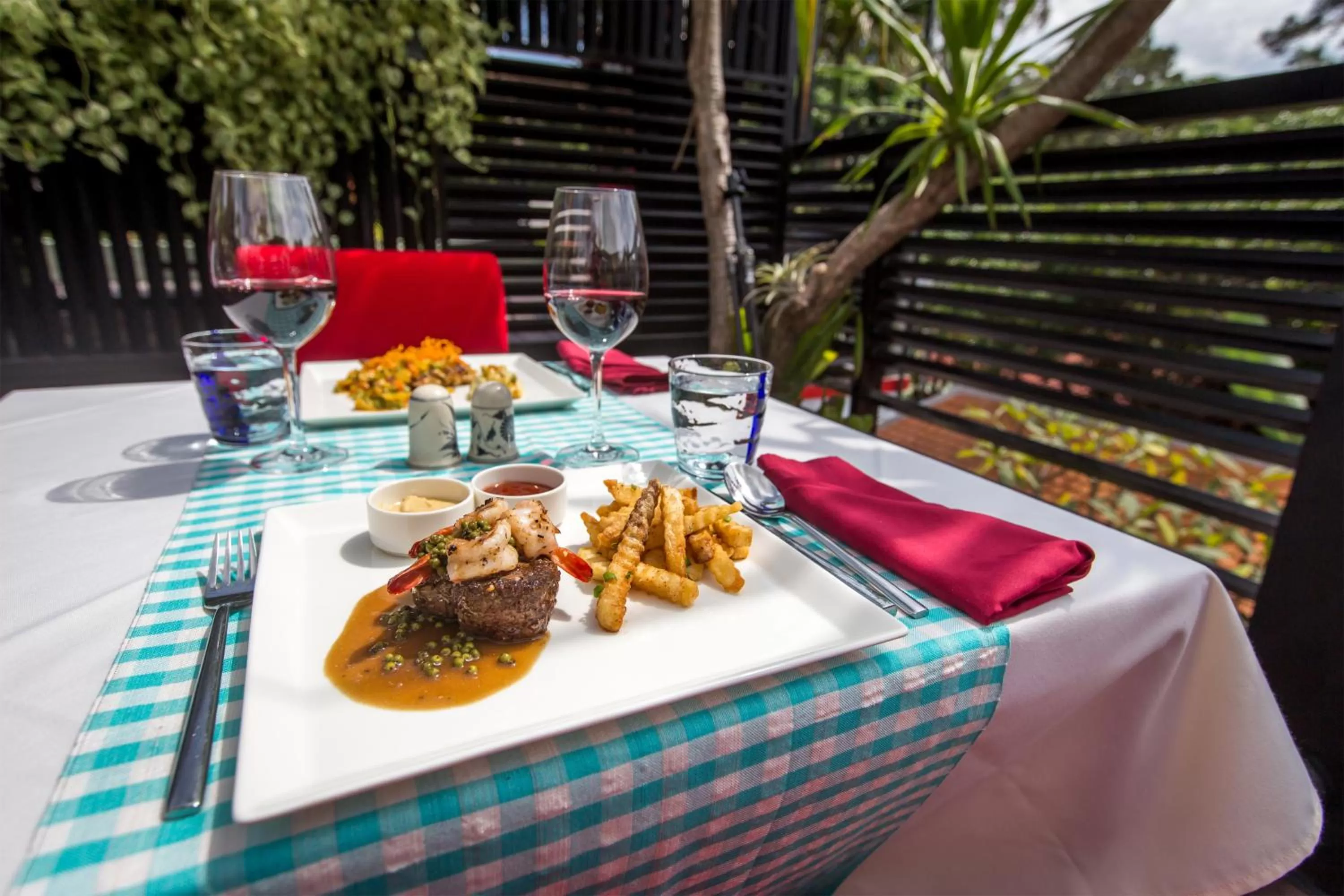 Food and drinks in De Sarann Villa