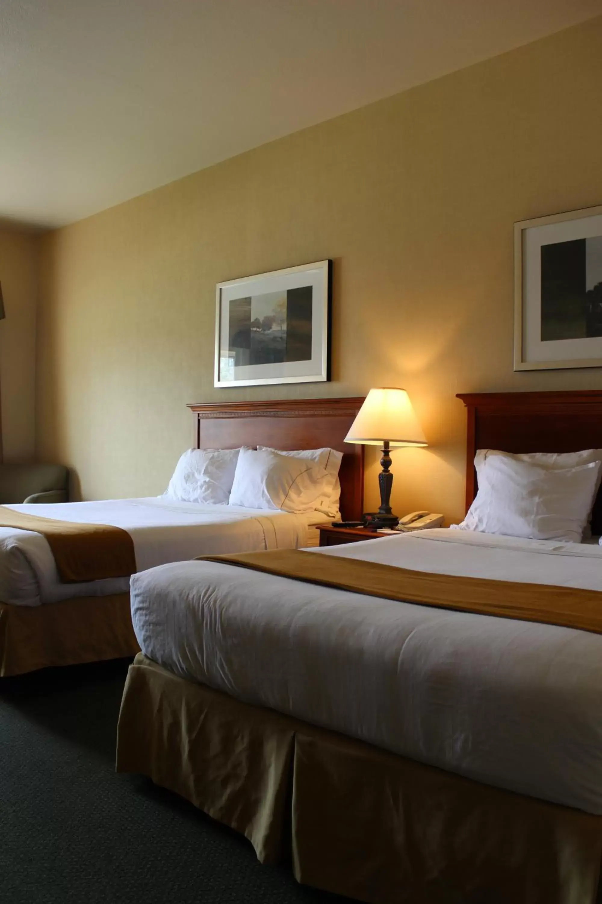 Standard Room with Two Queen Beds in Holiday Inn Express Tehachapi by IHG Standard Room with Two Queen Beds in Holiday Inn Express Tehachapi by IHG
