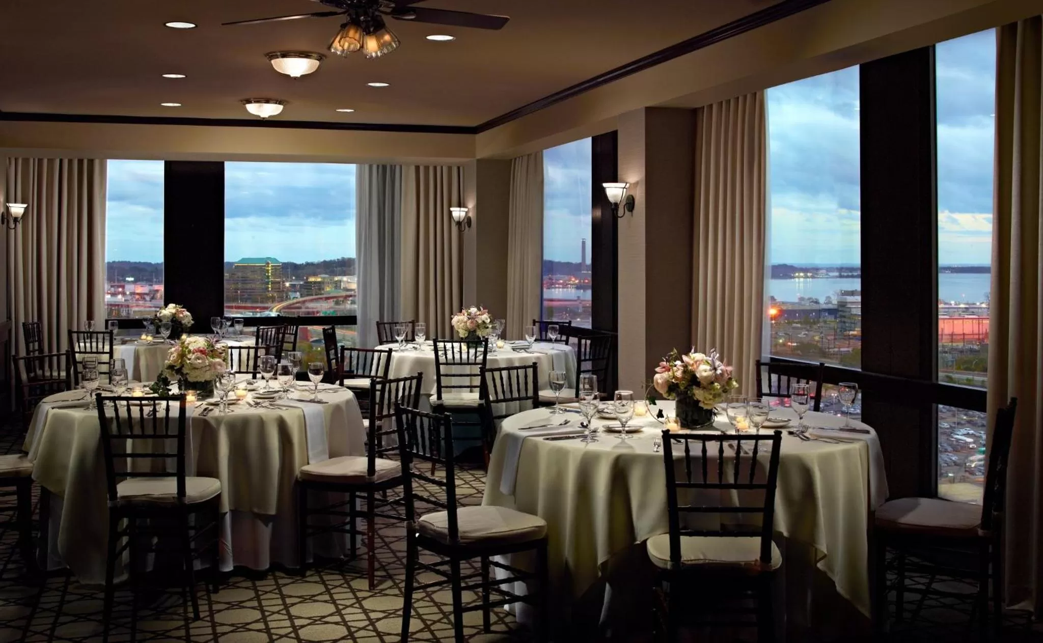 Restaurant/places to eat in Omni New Haven Hotel at Yale