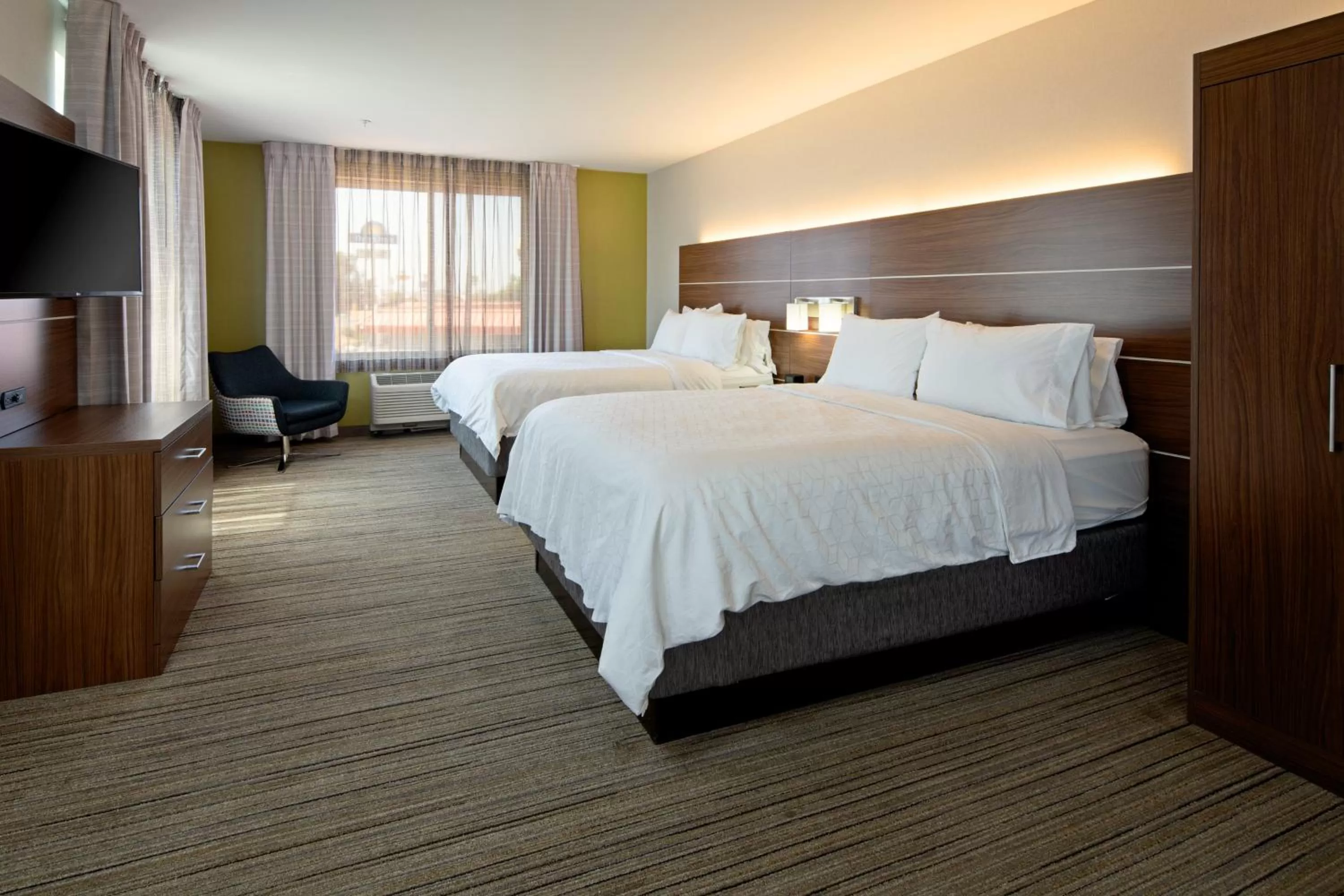 Photo of the whole room, Bed in Holiday Inn Express Fresno South by IHG