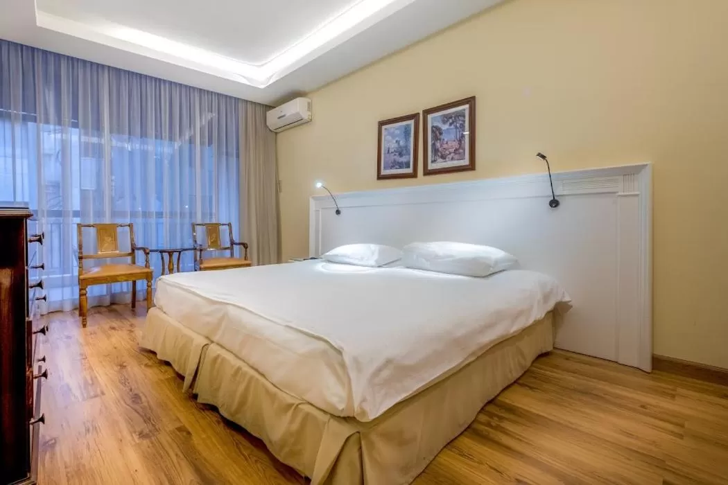 Bedroom, Bed in The Mayflower Hotel