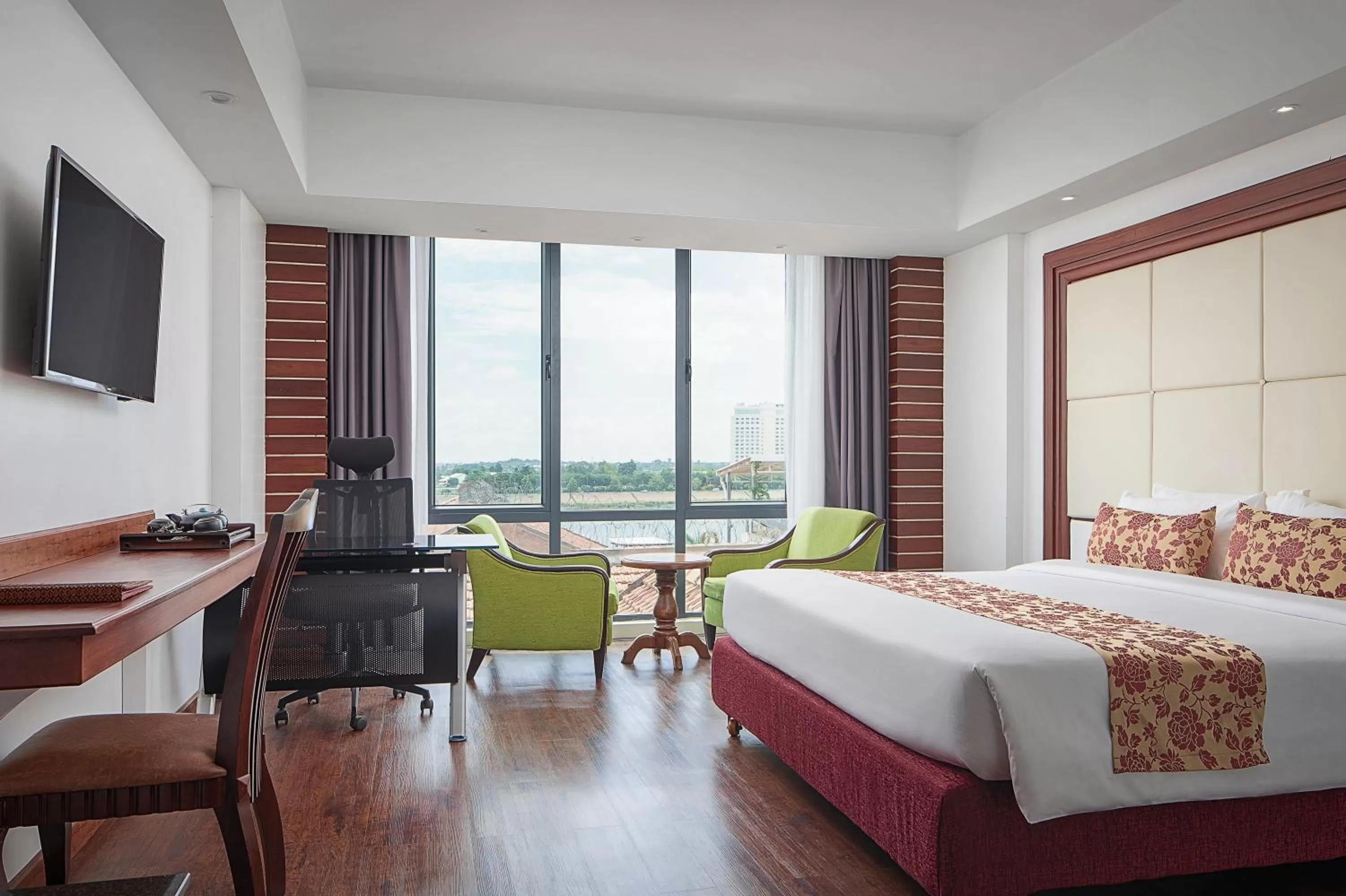 Communal lounge/ TV room, Bed in Ohana Phnom Penh Palace Hotel