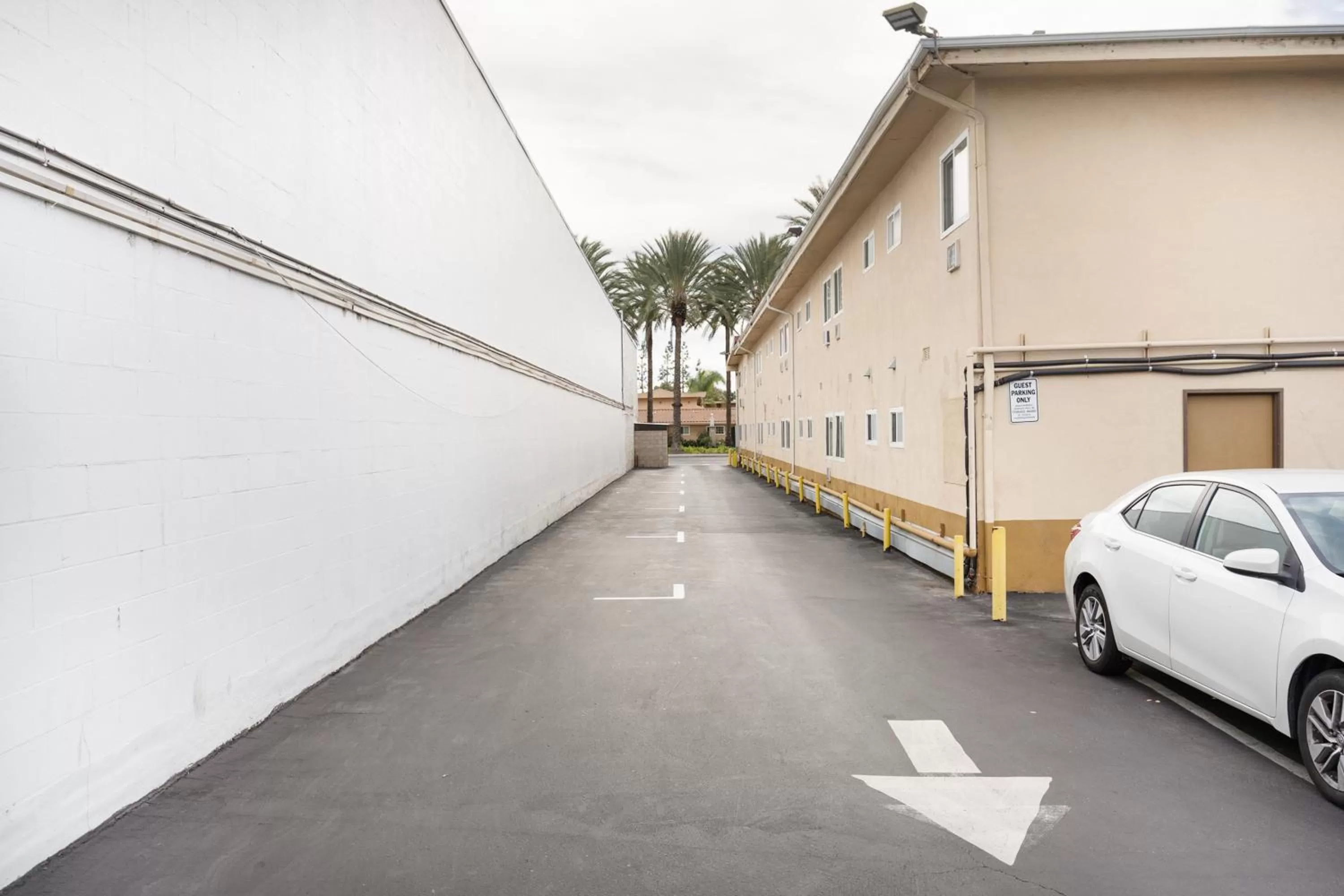 Parking in Americas Best Value Inn & Suites Anaheim