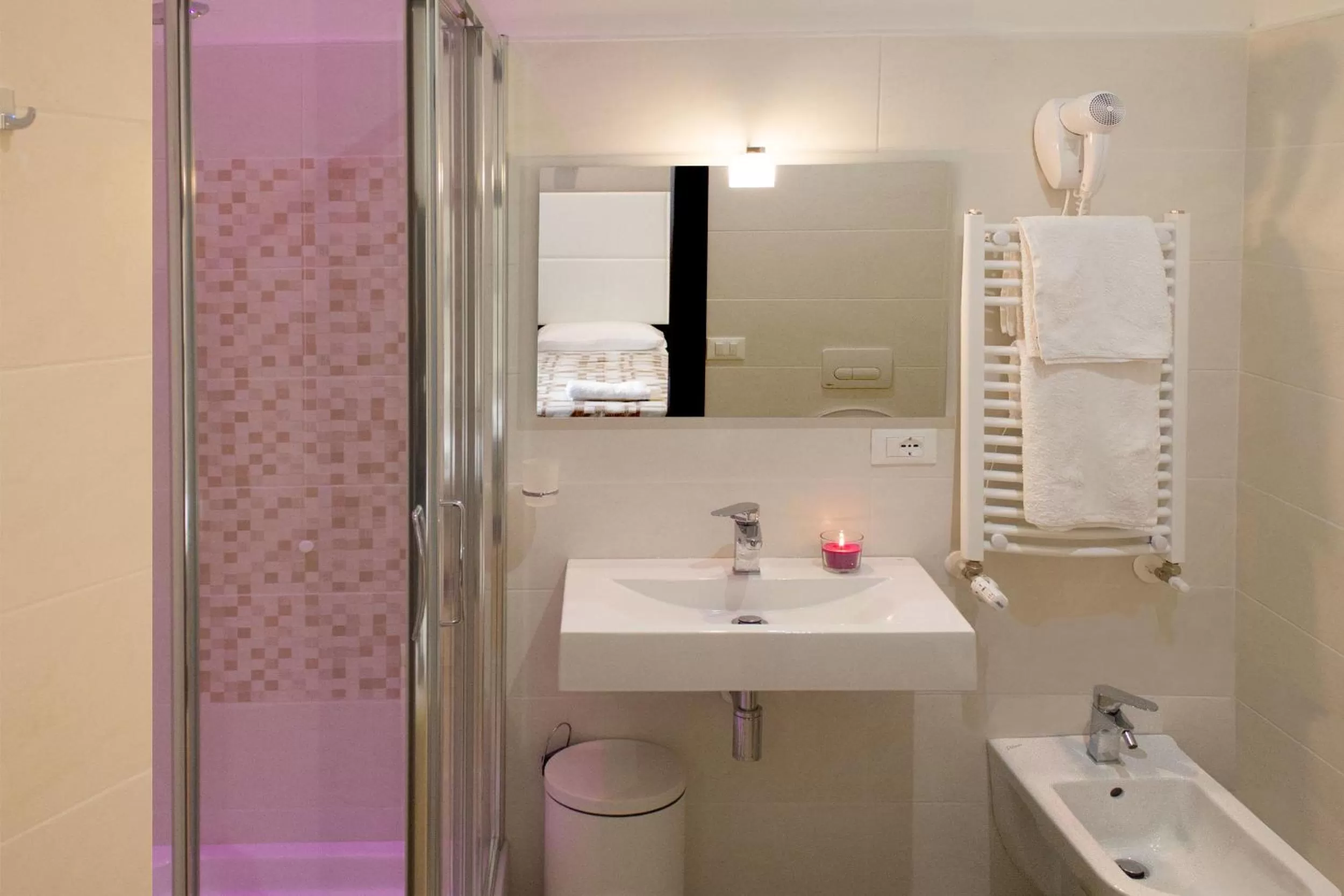 Shower in Stardust Rome Guest House