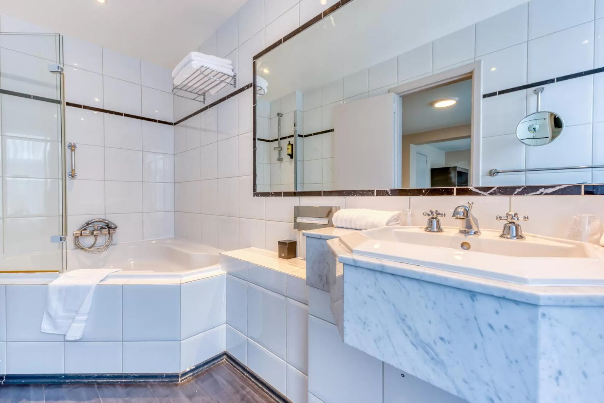 Shower in Hôtel Imperi'Ale