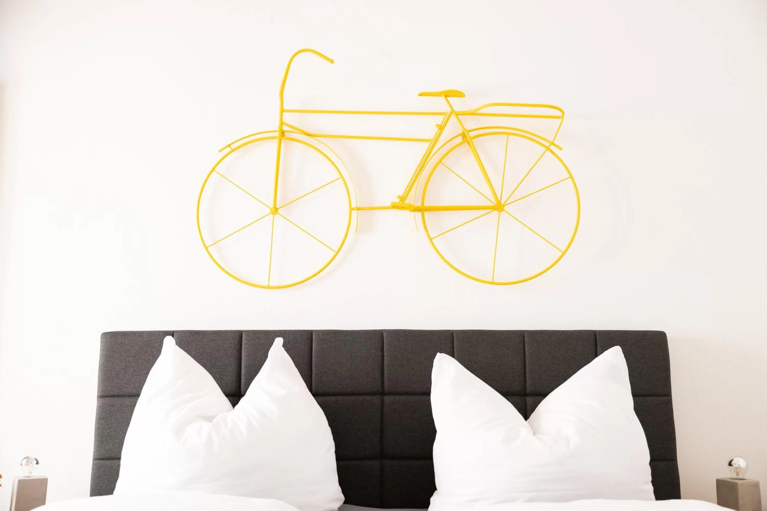 Bedroom, Banquet Facilities in Ko-Living Space an der Oper - Street Art Design Apartments