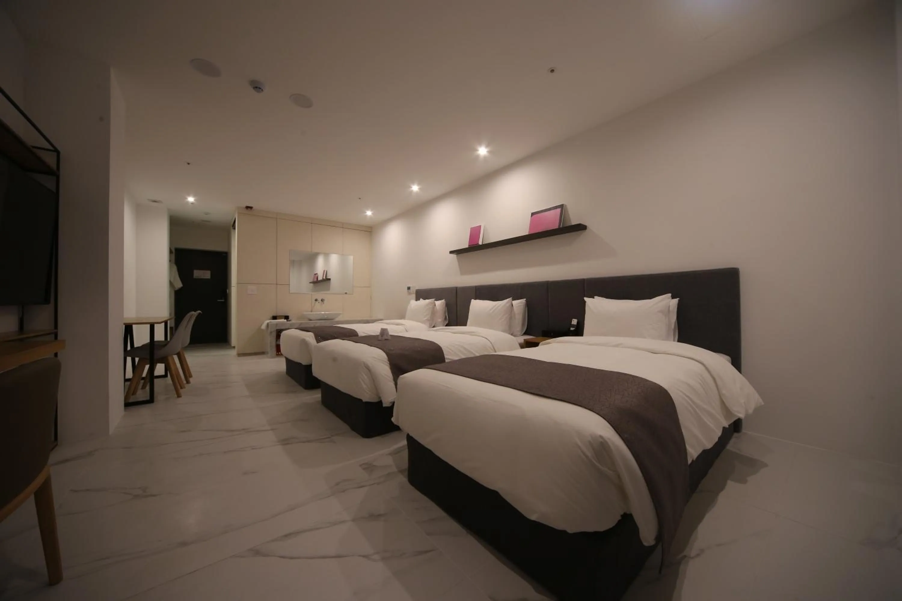 Bed in Hotel Noblestay