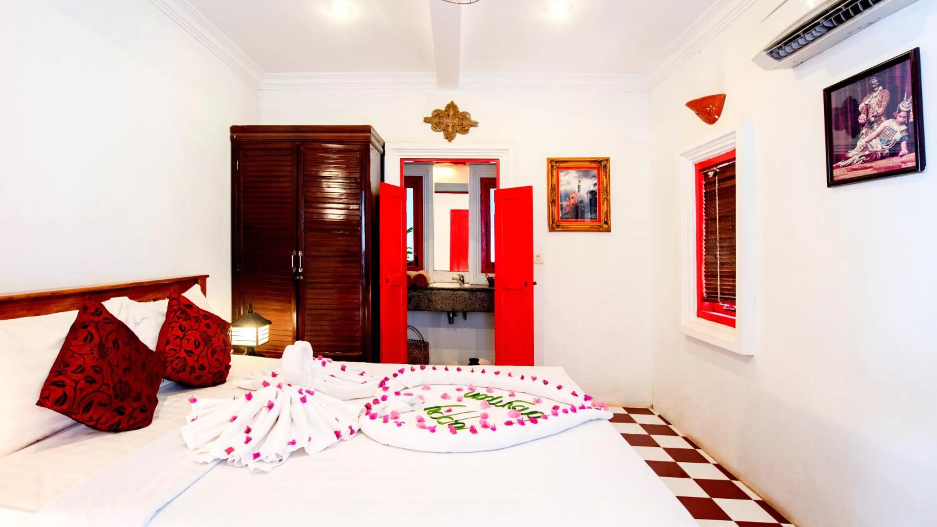 Superior Double Room with Garden View in Villa Wat Damnak