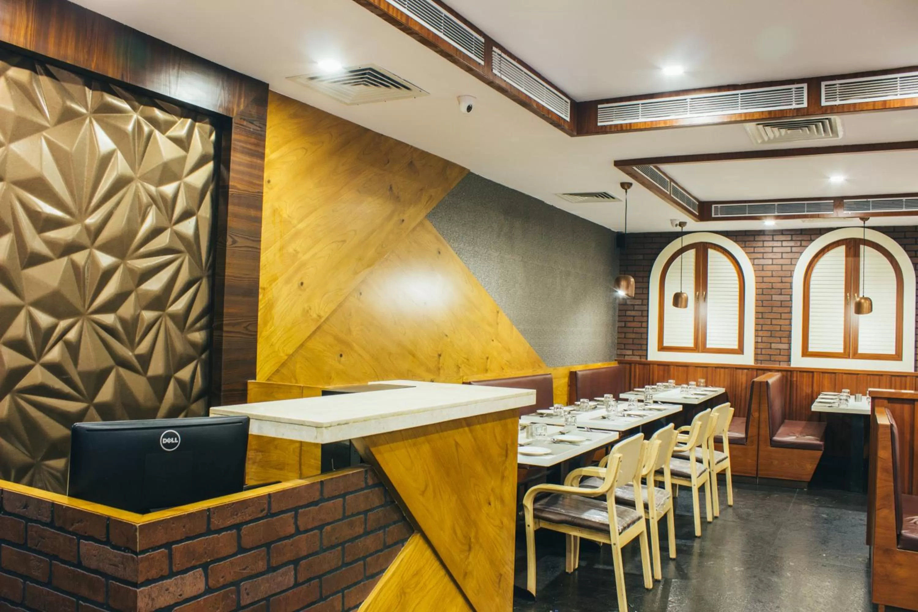 Restaurant/Places to Eat in Ambaari hotel