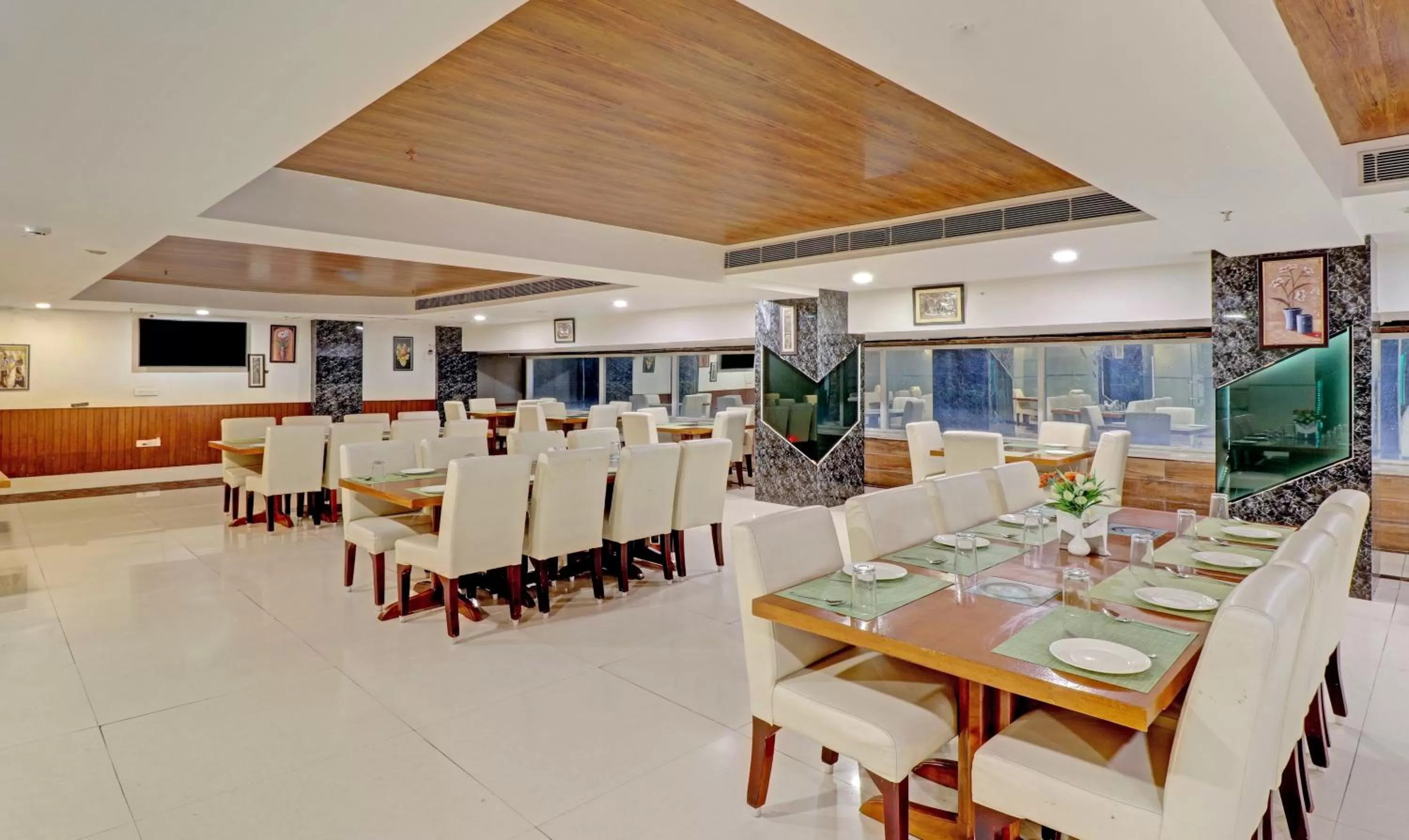 Restaurant/places to eat in Treebo Premium Pearl Avenue Banquets And Lawn
