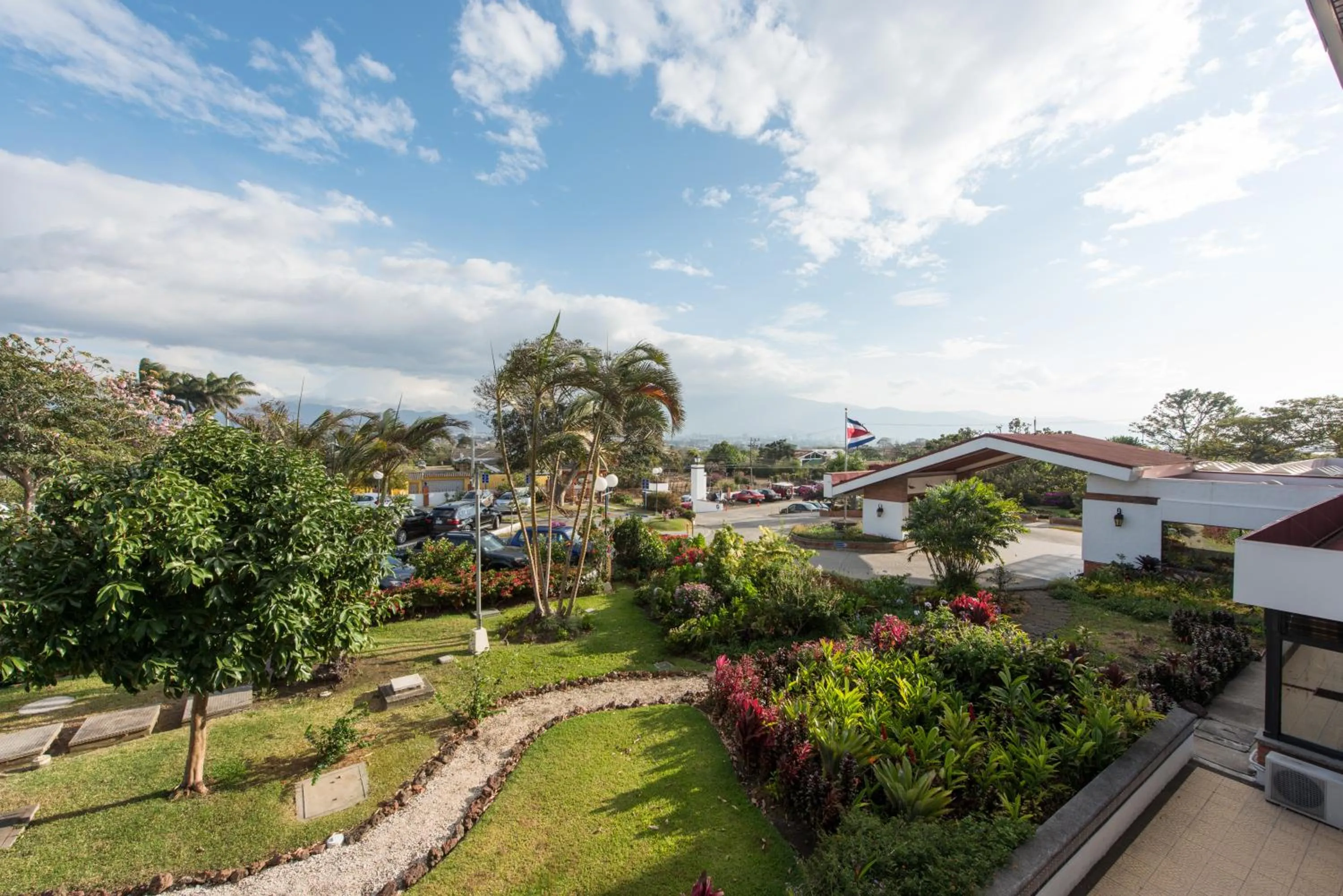 Garden view in Hotel Bougainvillea San José
