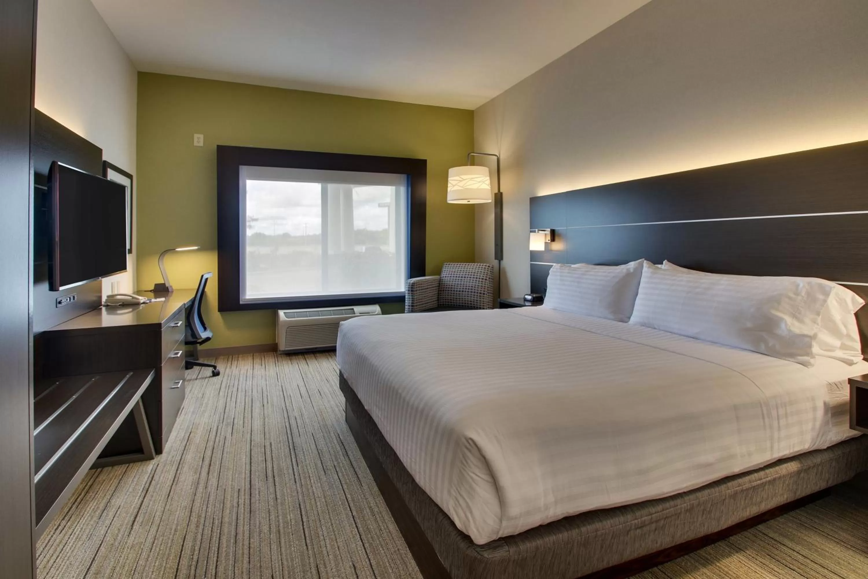 Photo of the whole room, Bed in Holiday Inn Express Hotel & Suites Morris by IHG