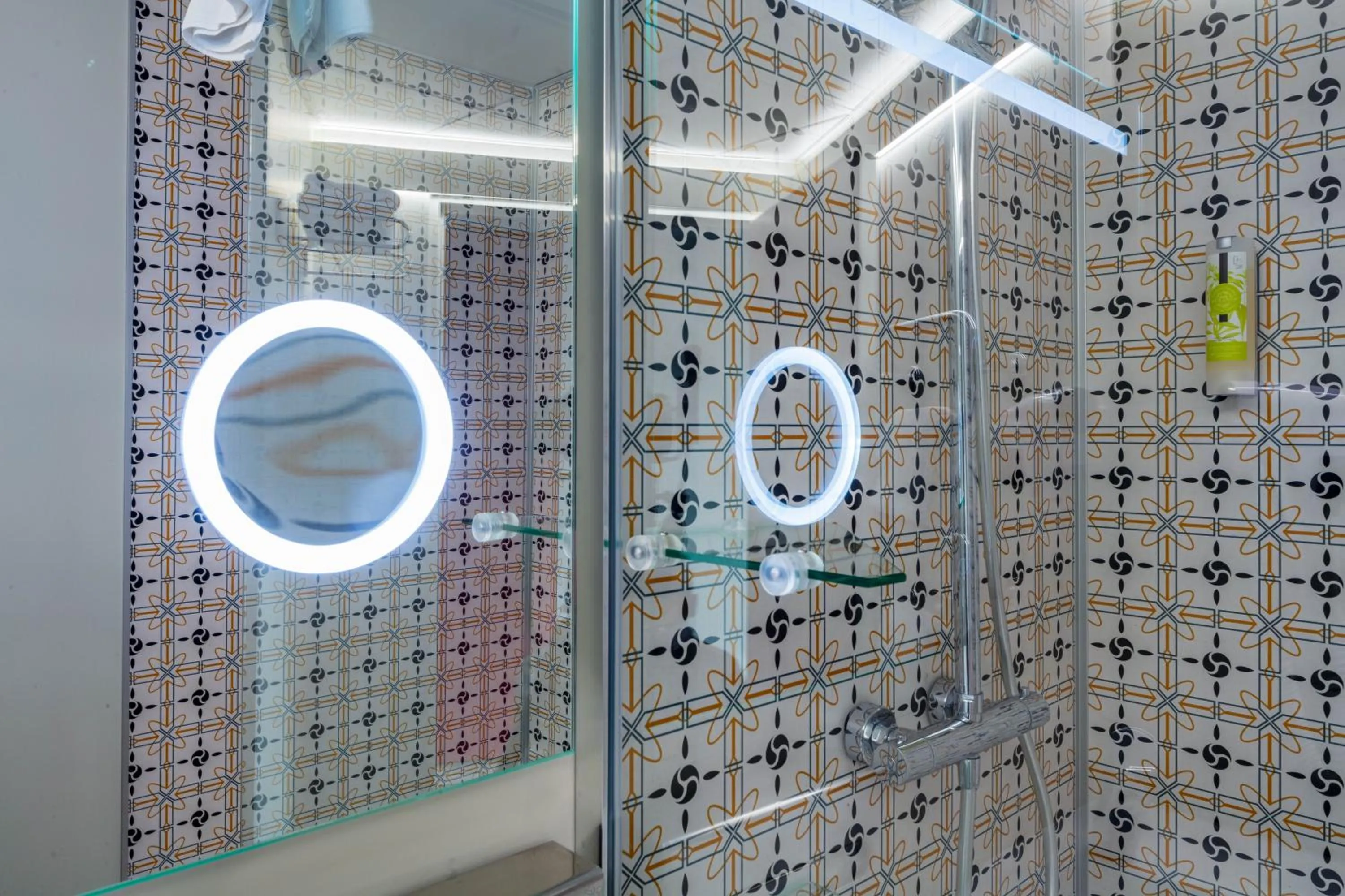 Bathroom in Garrigae Domaine de l'Esterel - piscine & SPA Cinq Mondes