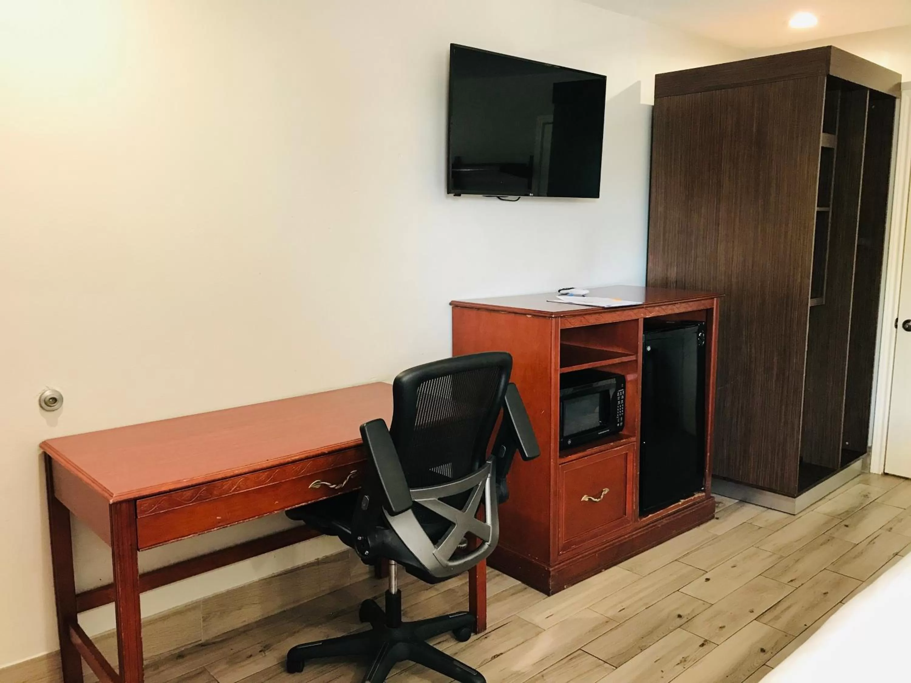 TV and multimedia in Summit Inn - Houston Medical Center - NRG Park