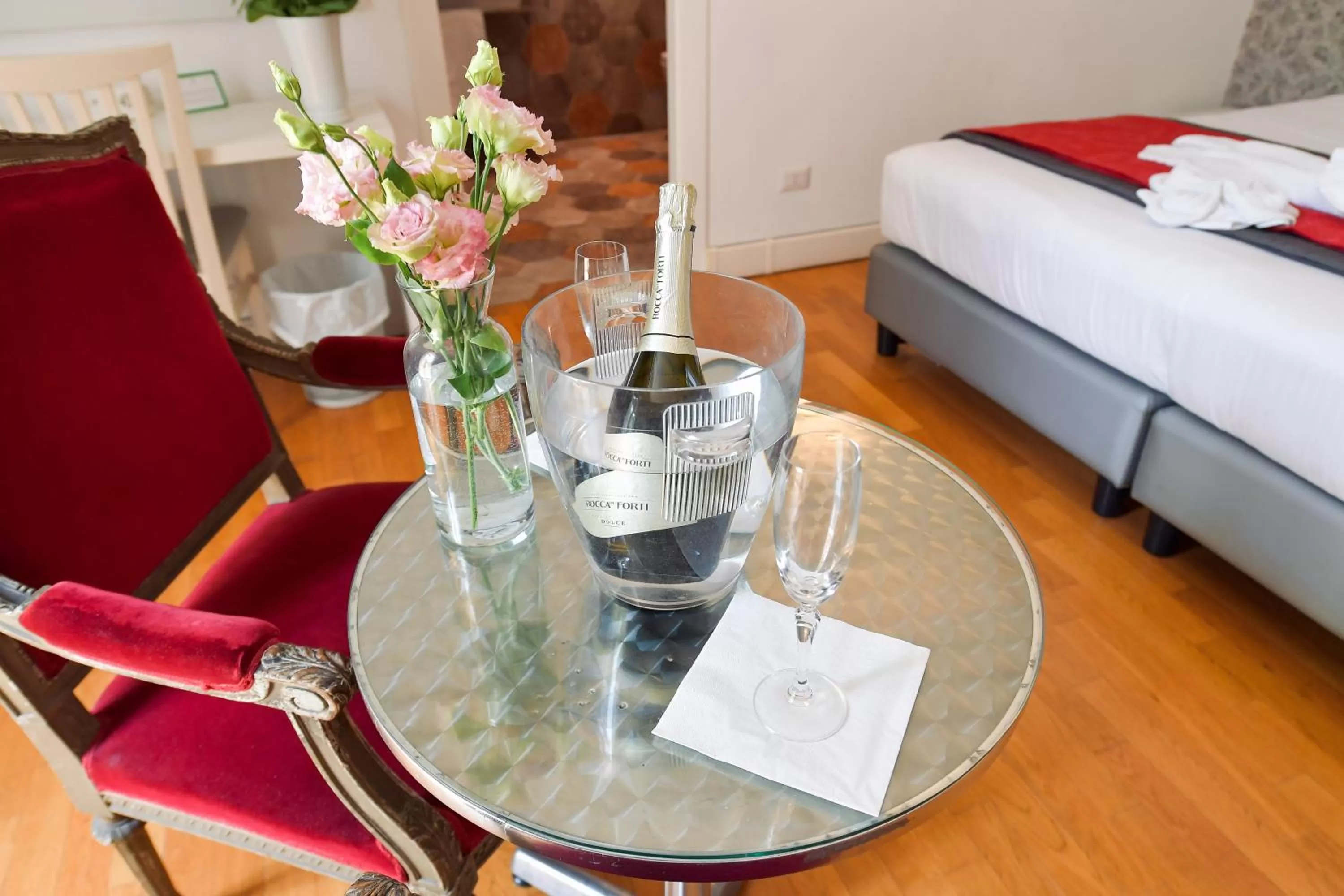 Drinks, Bed in Suites Farnese Design