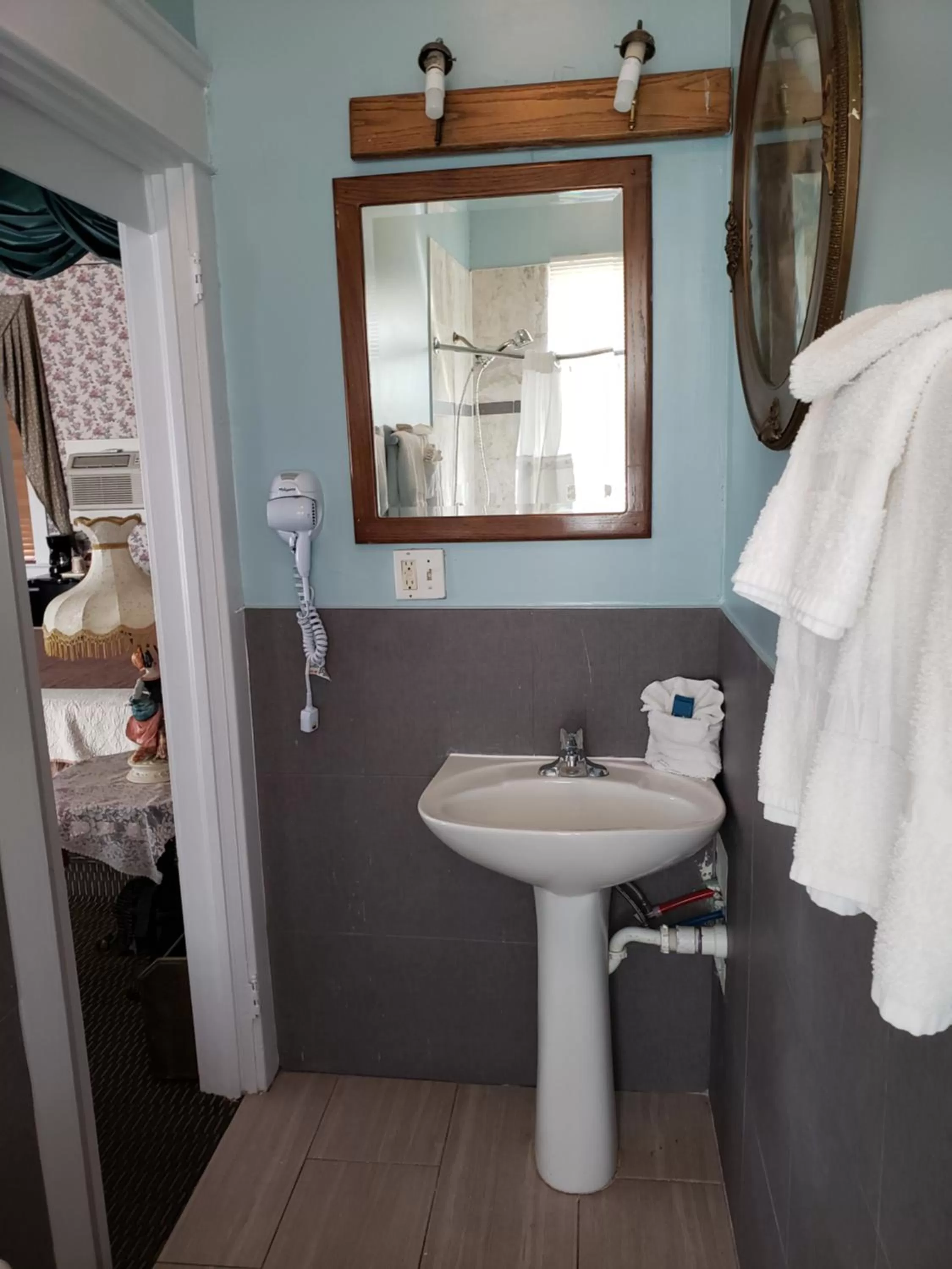 Bathroom in Topaz Motel - Flagler Beach