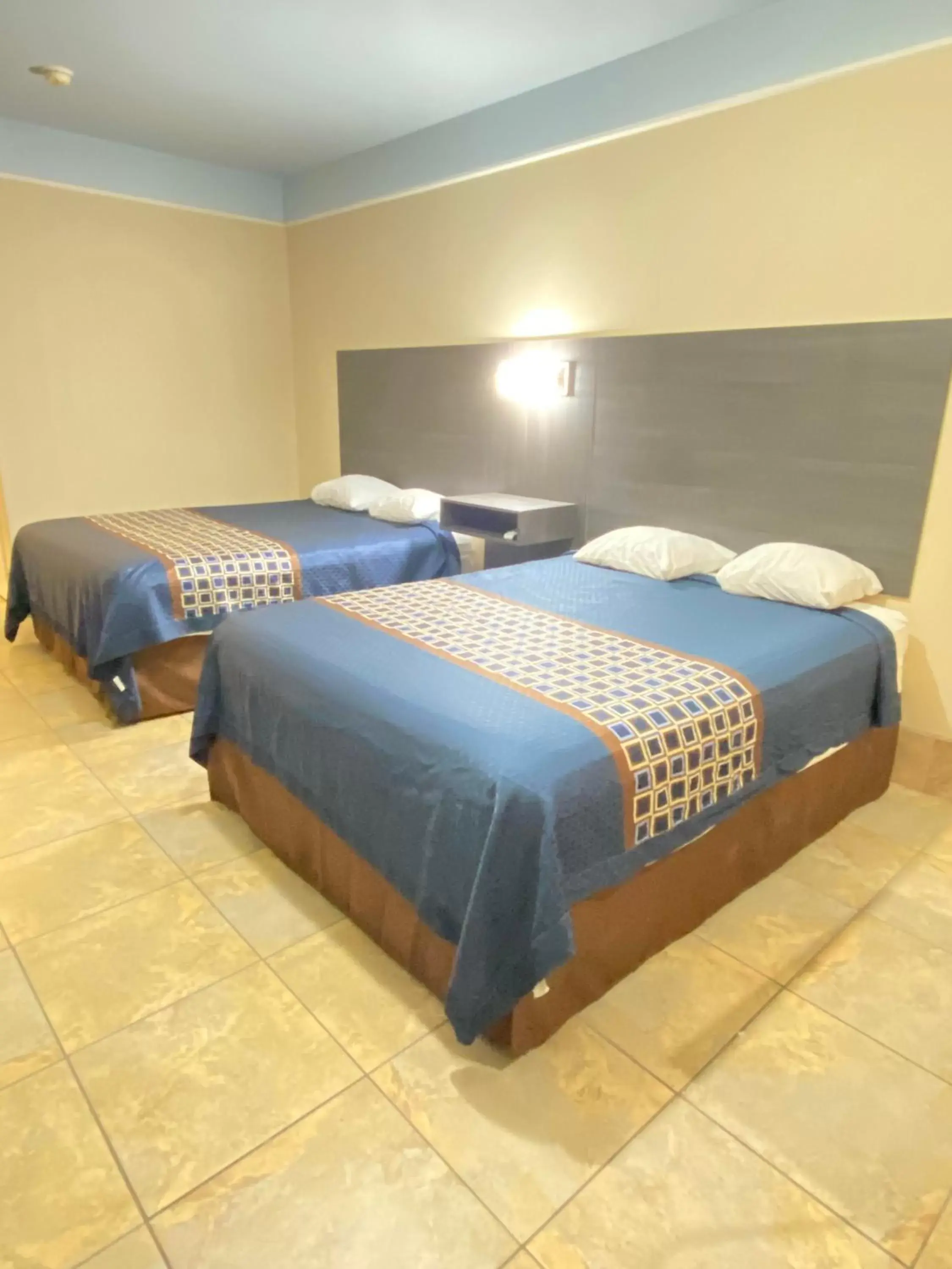 Queen Room with Two Queen Beds - Smoking in Texas Inn & Suites McAllen at La Plaza Mall and Airport Queen Room with Two Queen Beds - Smoking in Texas Inn & Suites McAllen at La Plaza Mall and Airport