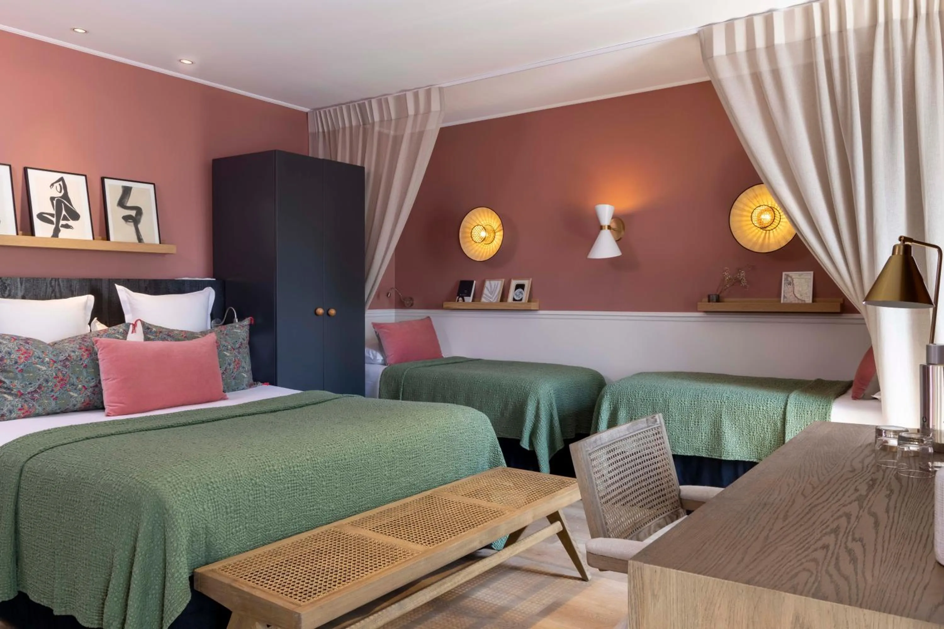 Property building, Bed in Le Petit Beaumarchais Hotel & Spa