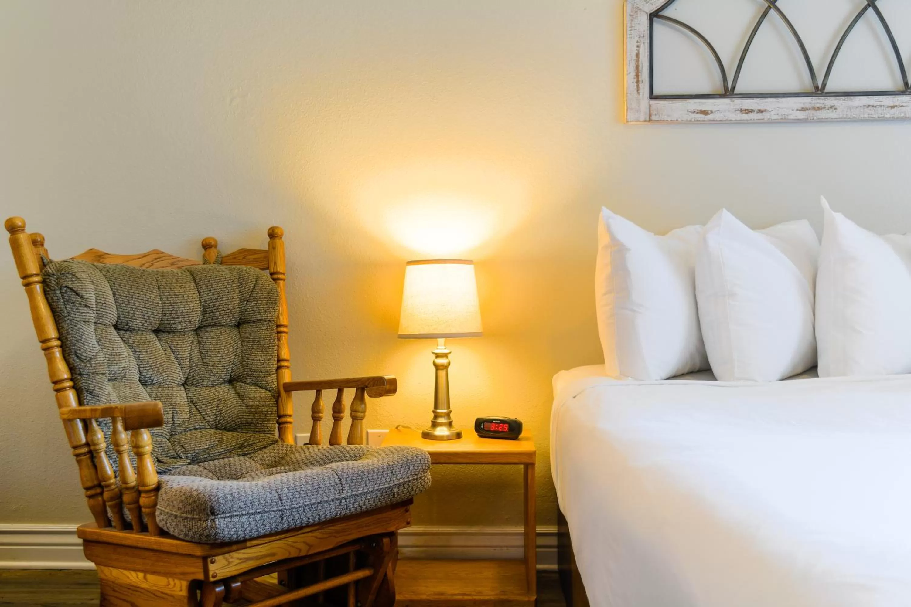 Bed, Seating Area in Dew Duck Inn