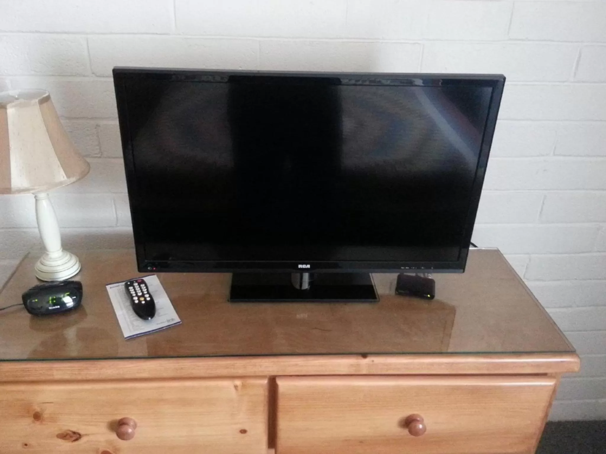 TV and multimedia in Bishop Village Motel