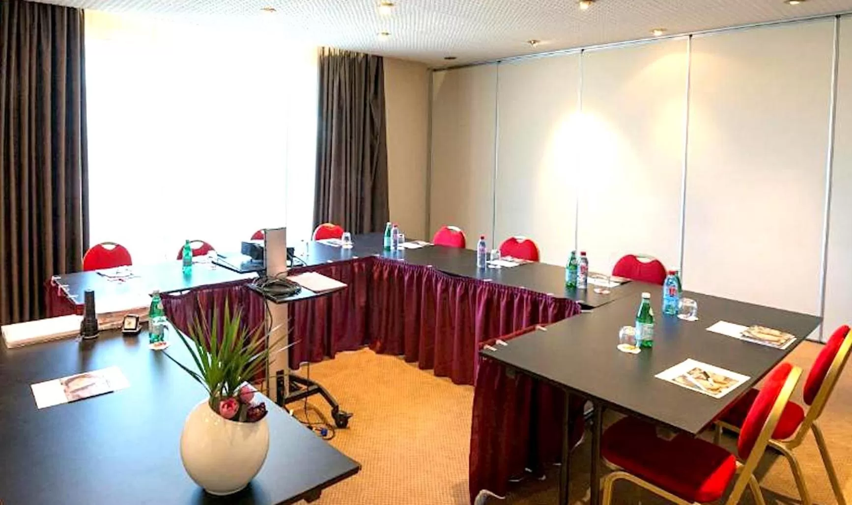 Business facilities in Golden Tulip Bâle Mulhouse - Hôtel Restaurant