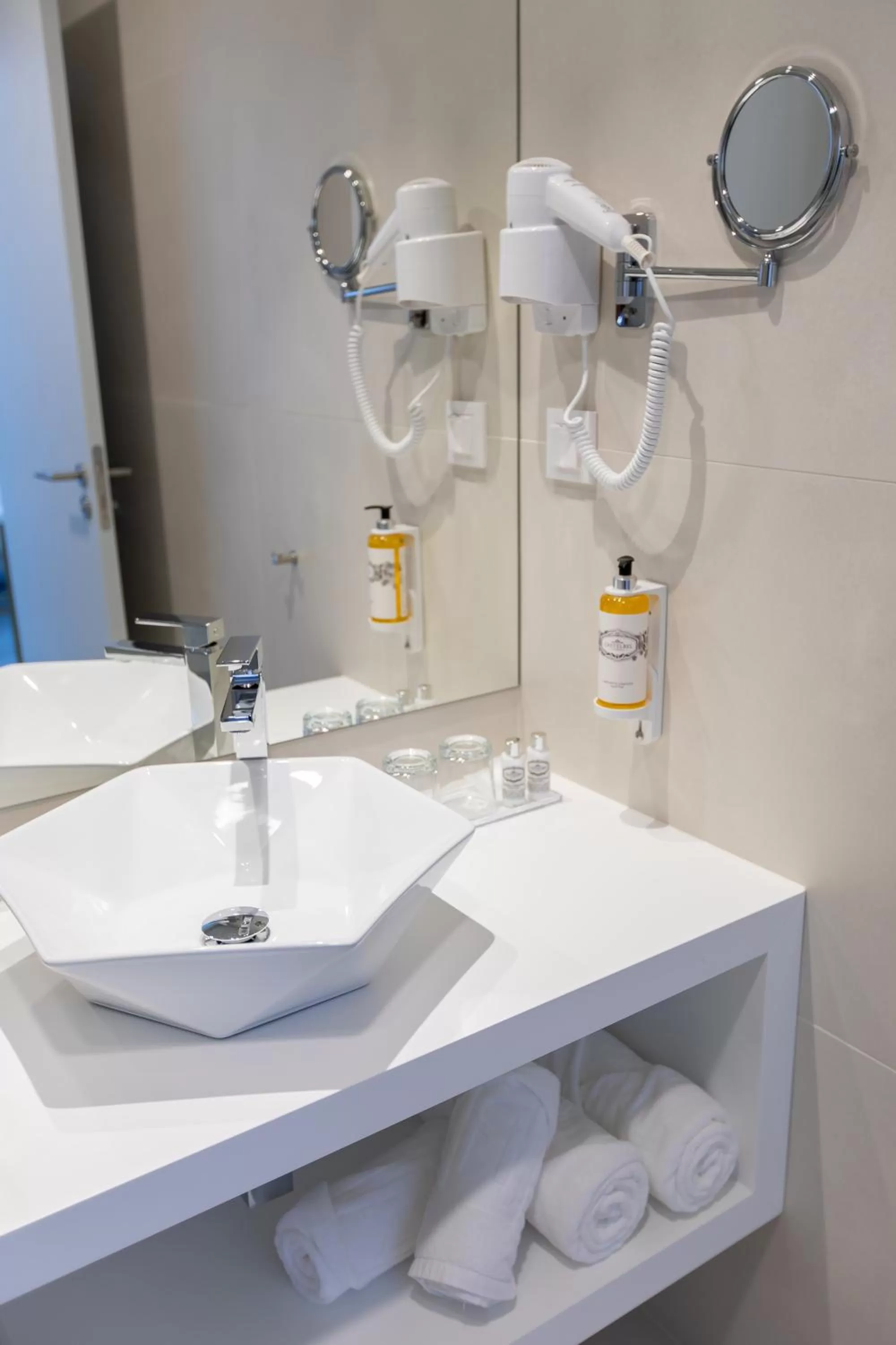 Bathroom in Hotel Mondego