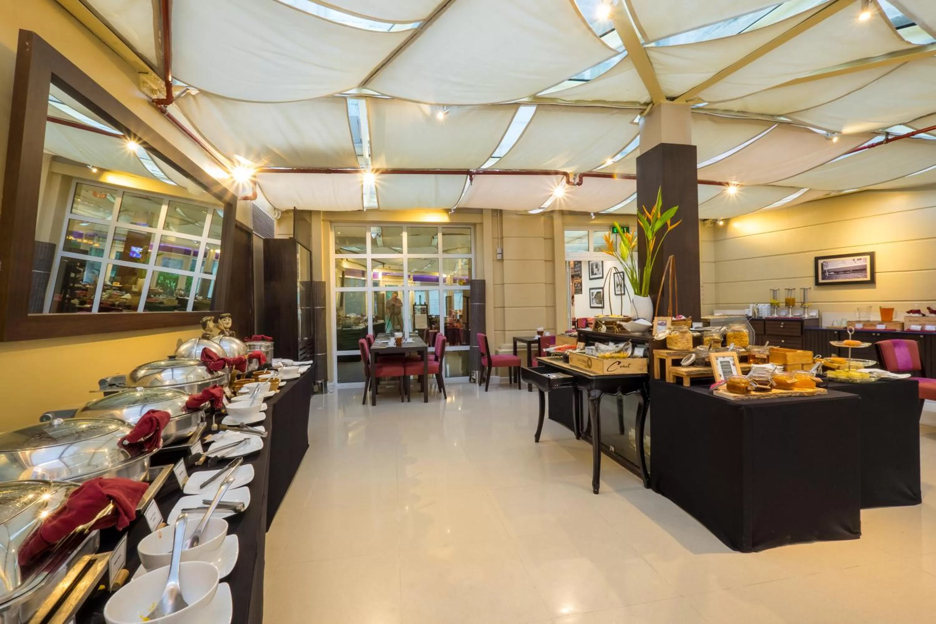 Restaurant/places to eat in Mercure Hanoi La Gare Hotel