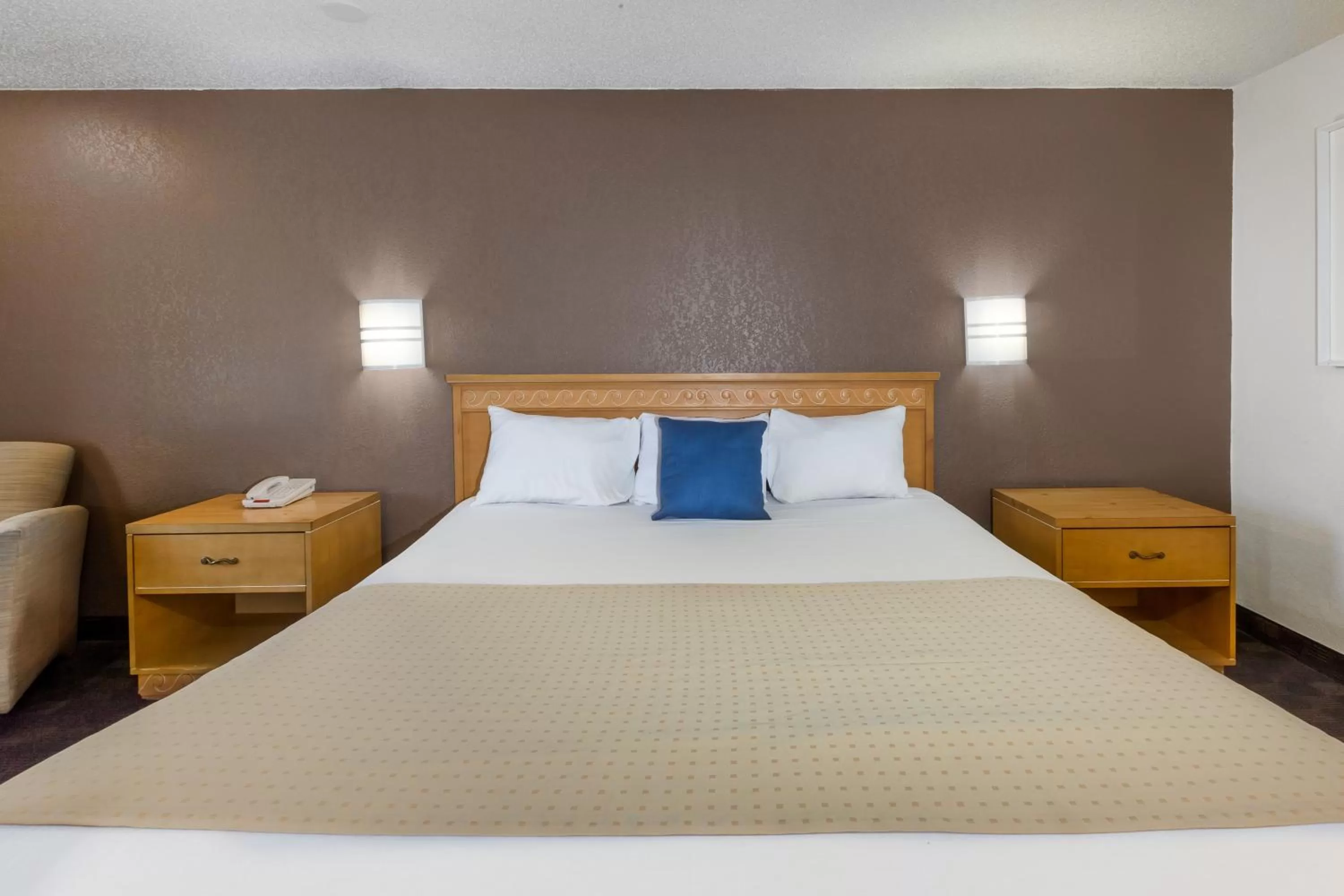 Bedroom, Bed in Knights Inn Flint