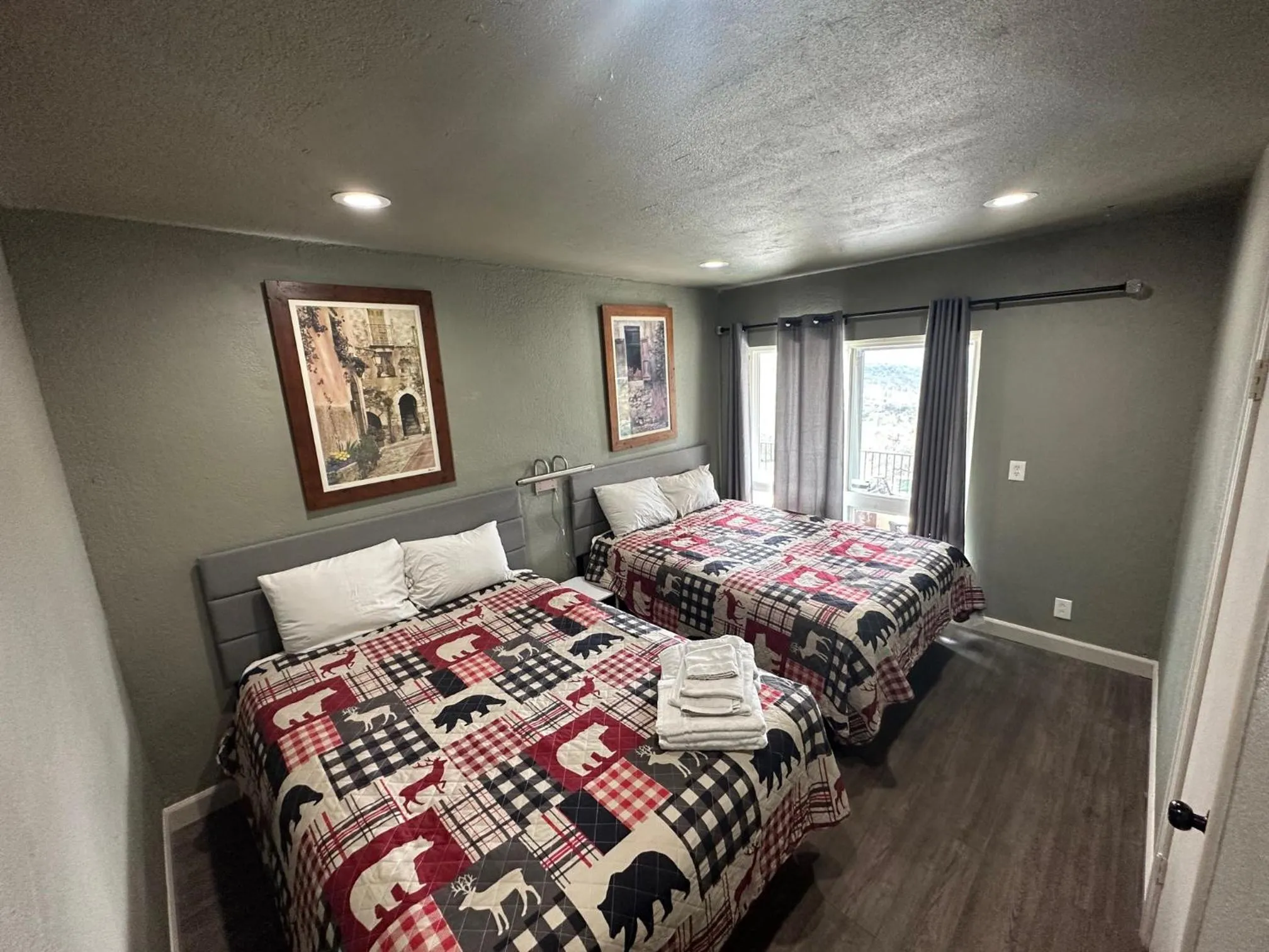 Bed in Mountain Trail Lodge and Vacation Rentals