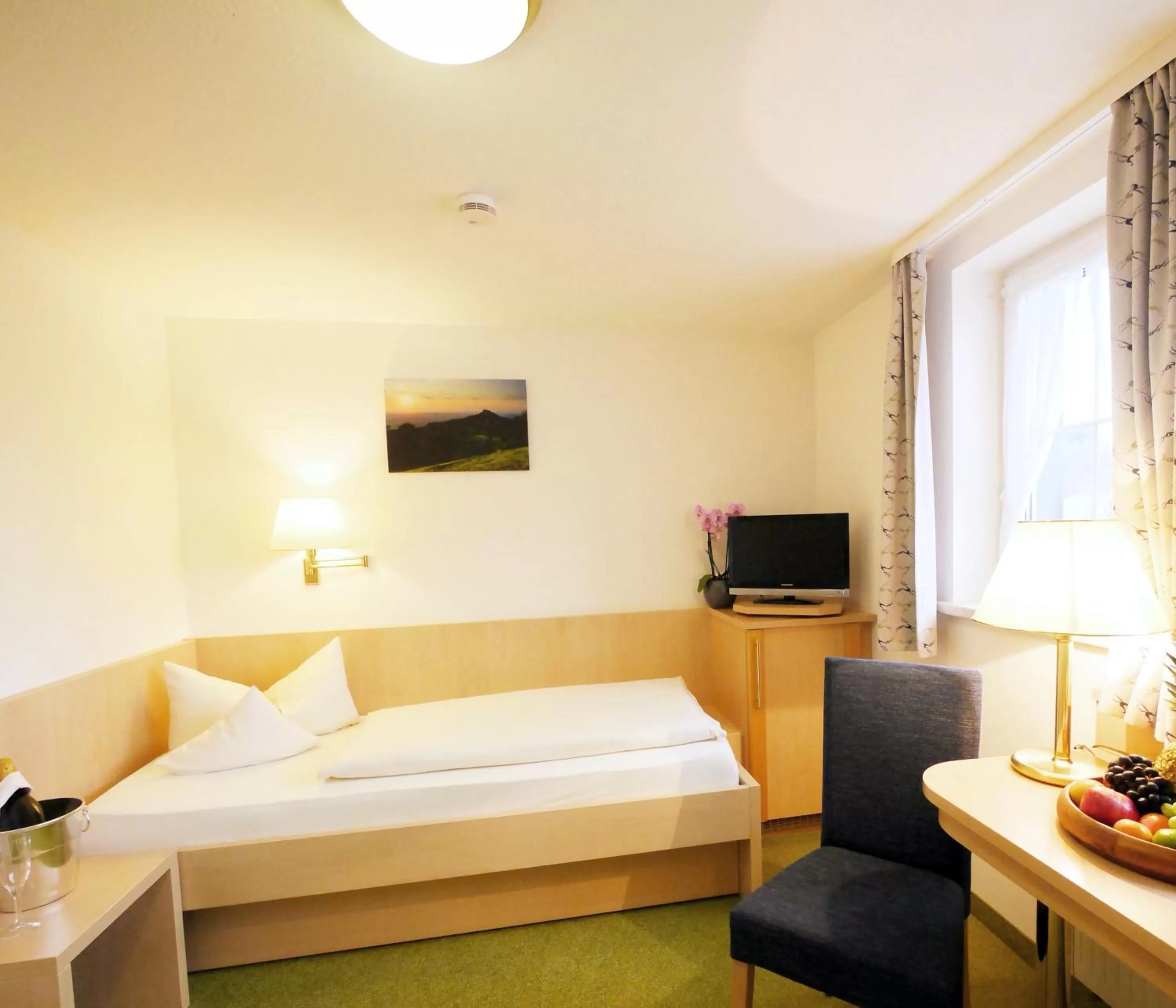 Bedroom, Bed in Berghotel Zollersteighof