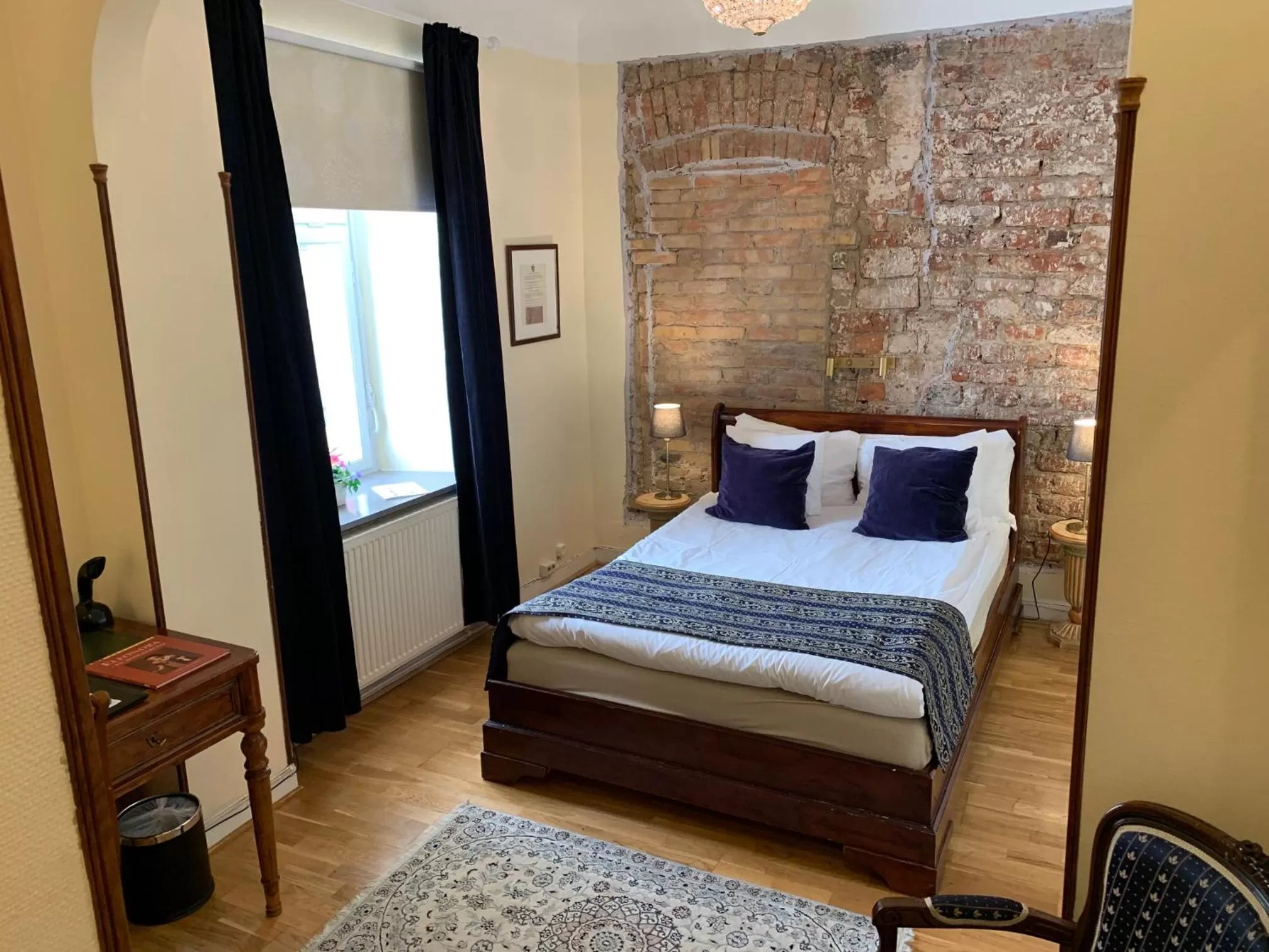 Bed in Mayfair Hotel Tunneln