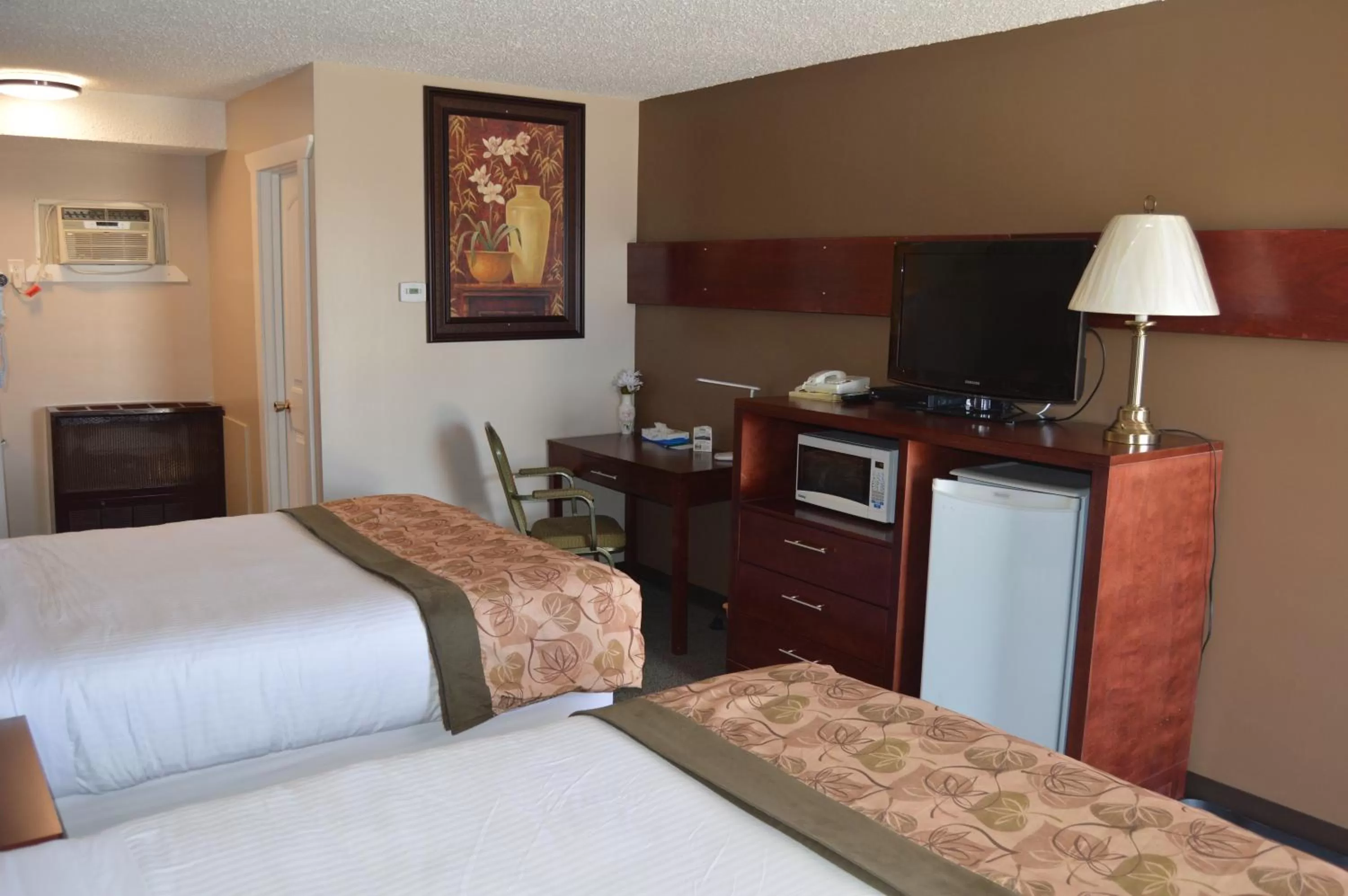 Bed in Wheel Inn Motel